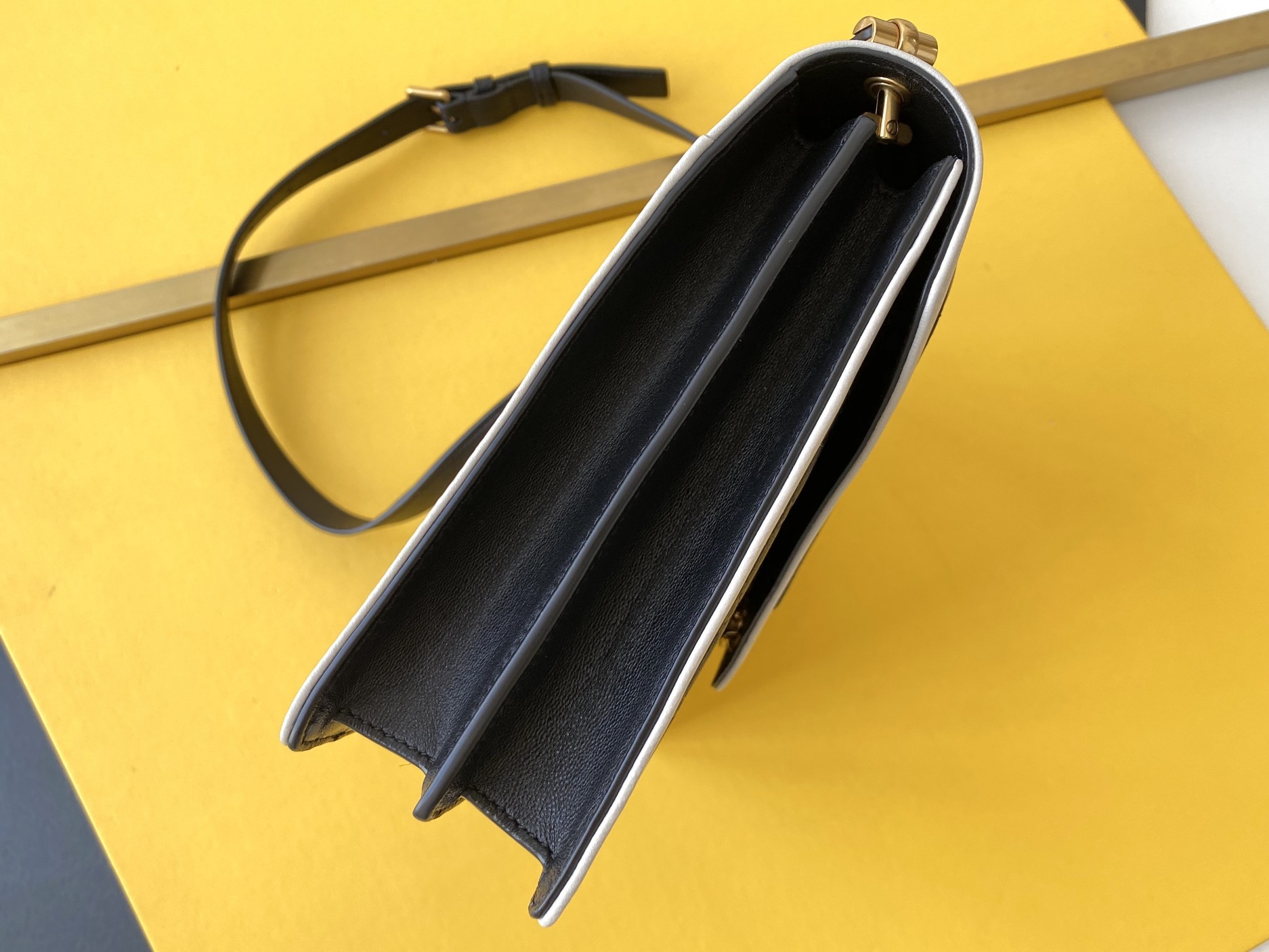 세인트로랑 빈티지 램스킨 가비 사첼 숄더백 (블랙/화이트)