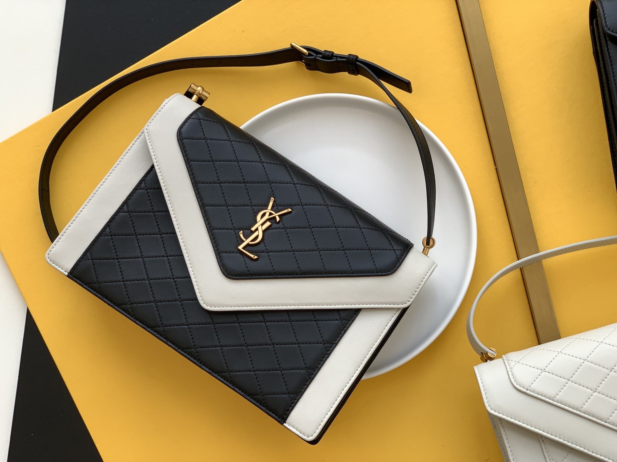 세인트로랑 빈티지 램스킨 가비 사첼 숄더백 (블랙/화이트)