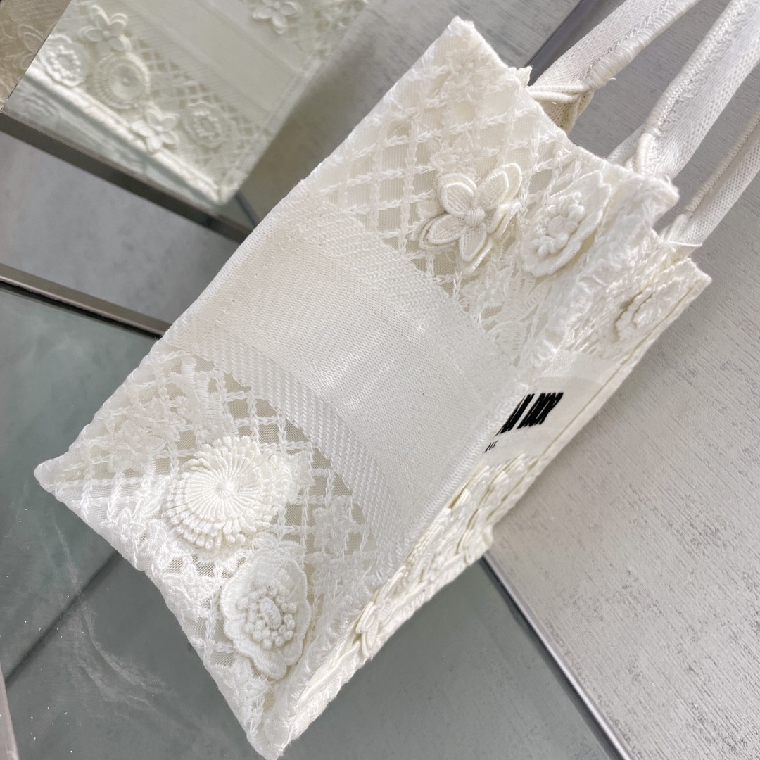 디올 북토트 플라워 자수 스몰 (화이트)