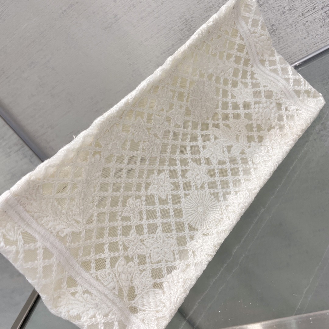 디올 북토트 플라워 자수 스몰 (화이트)