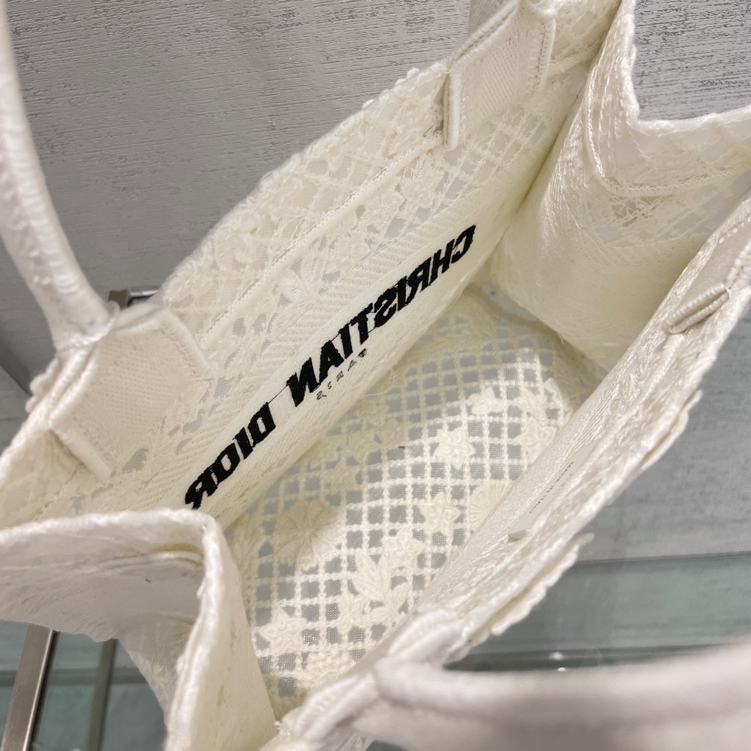 디올 북토트 플라워 자수 스몰 (화이트)