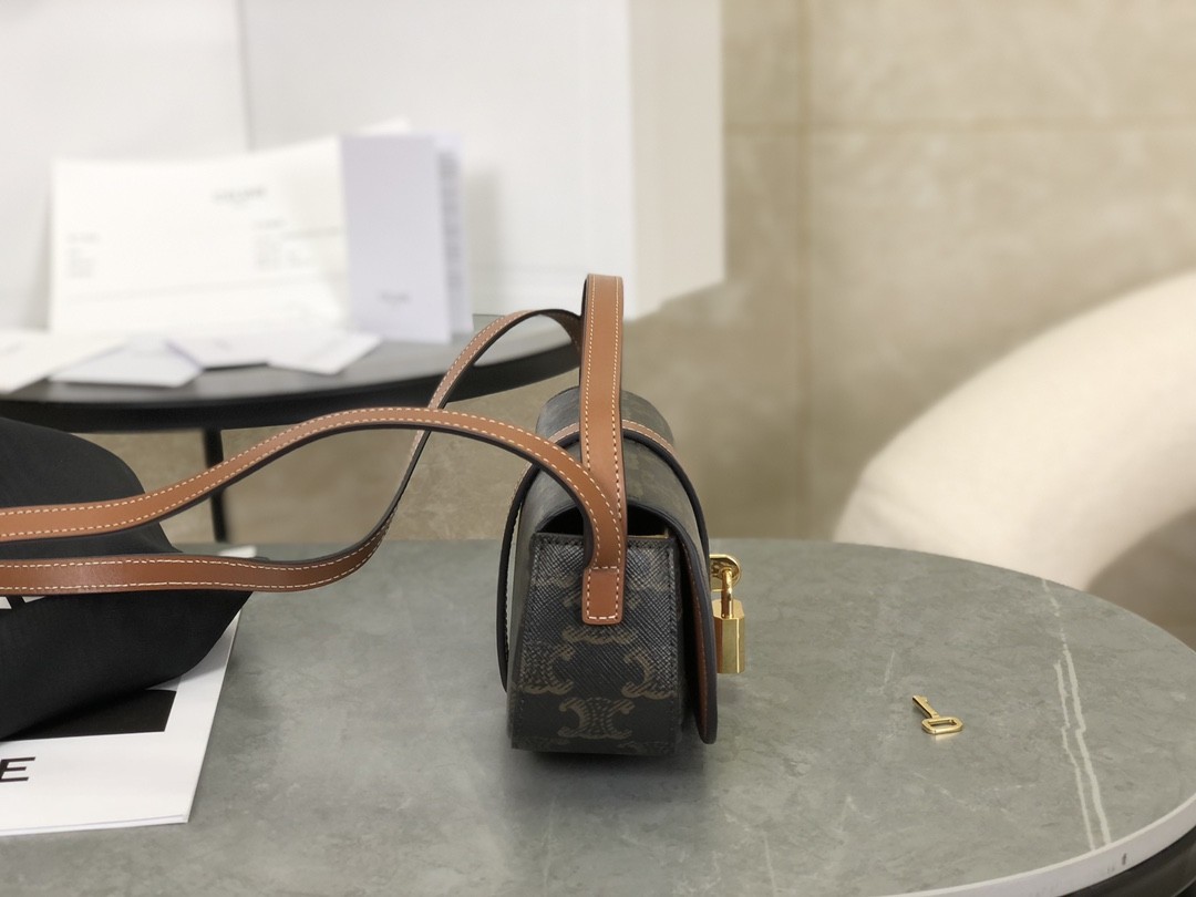 [CELINE-셀린느]  타부 스트랩 클러치 - 트리옹프 캔버스 & 카프스킨 탠  [백경]