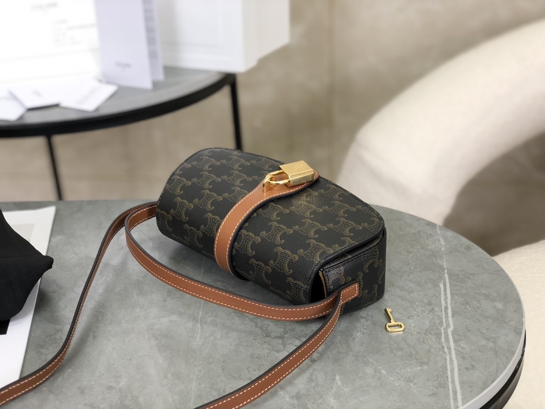 [CELINE-셀린느]  타부 스트랩 클러치 - 트리옹프 캔버스 & 카프스킨 탠  [백경]