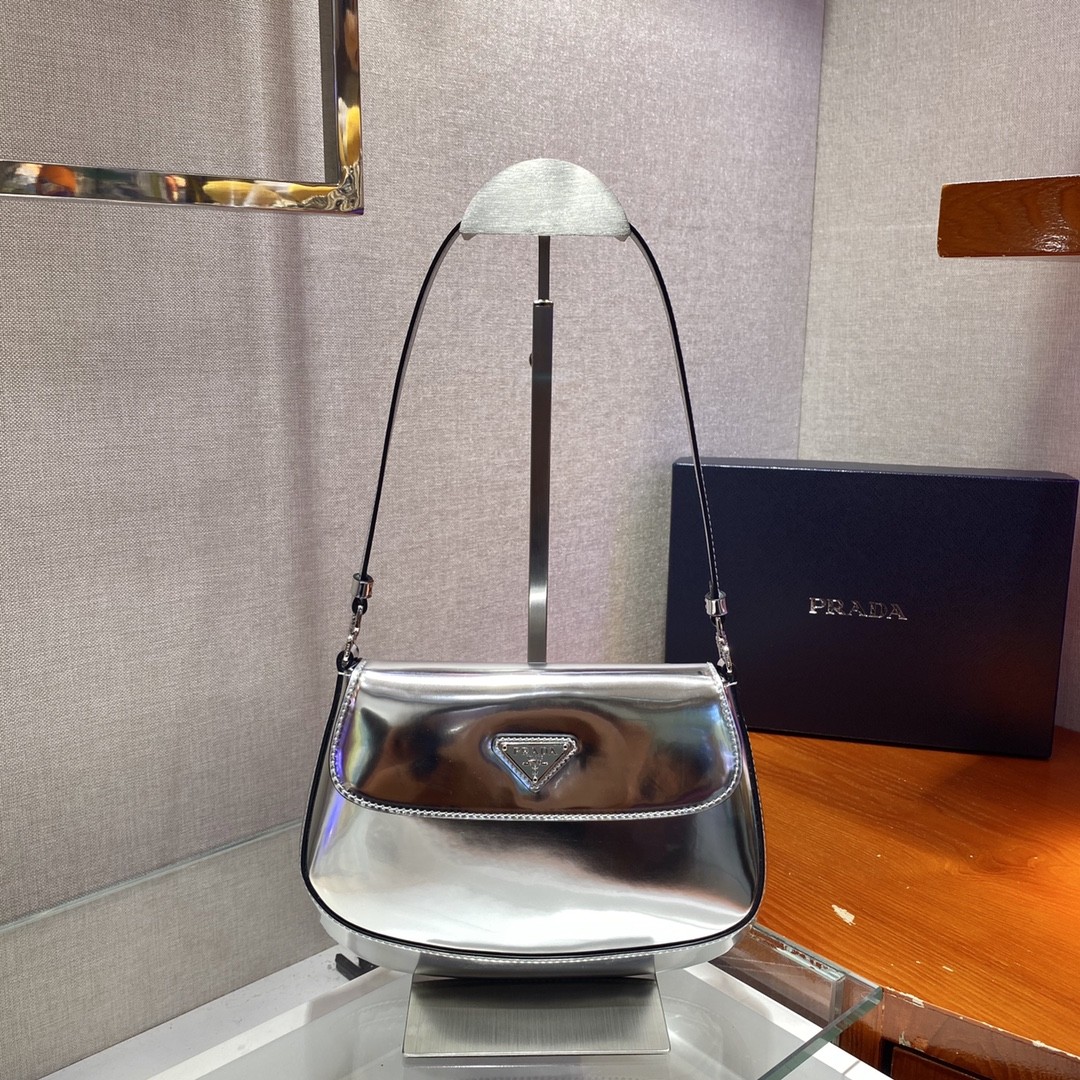 프라다 클레오 브러시드 플랩백