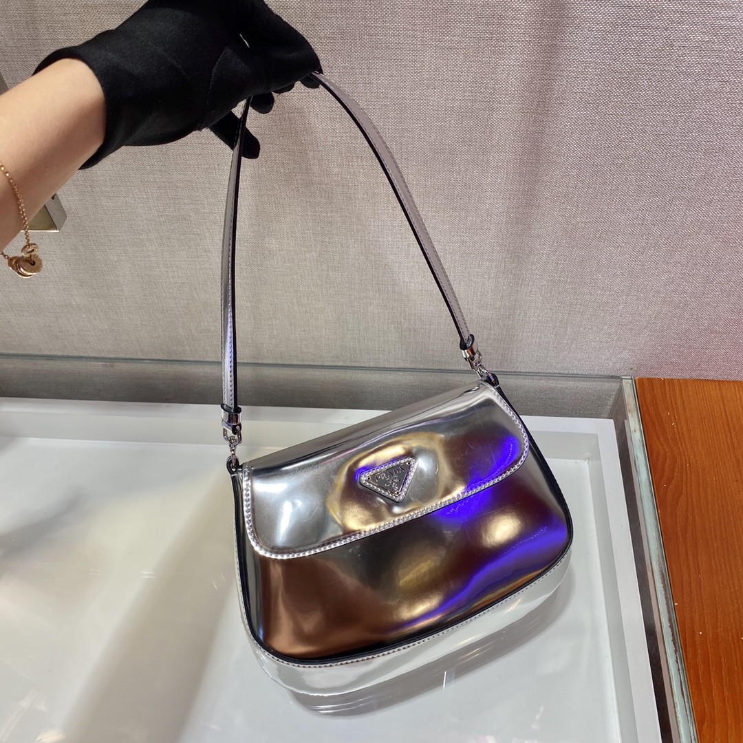 프라다 클레오 브러시드 플랩백