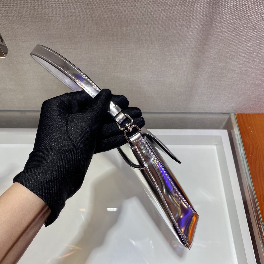 프라다 클레오 브러시드 플랩백