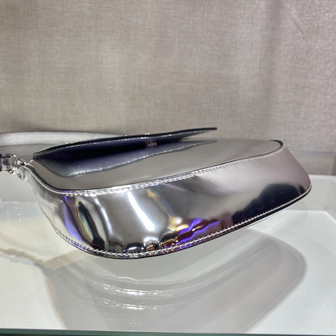 프라다 클레오 브러시드 플랩백