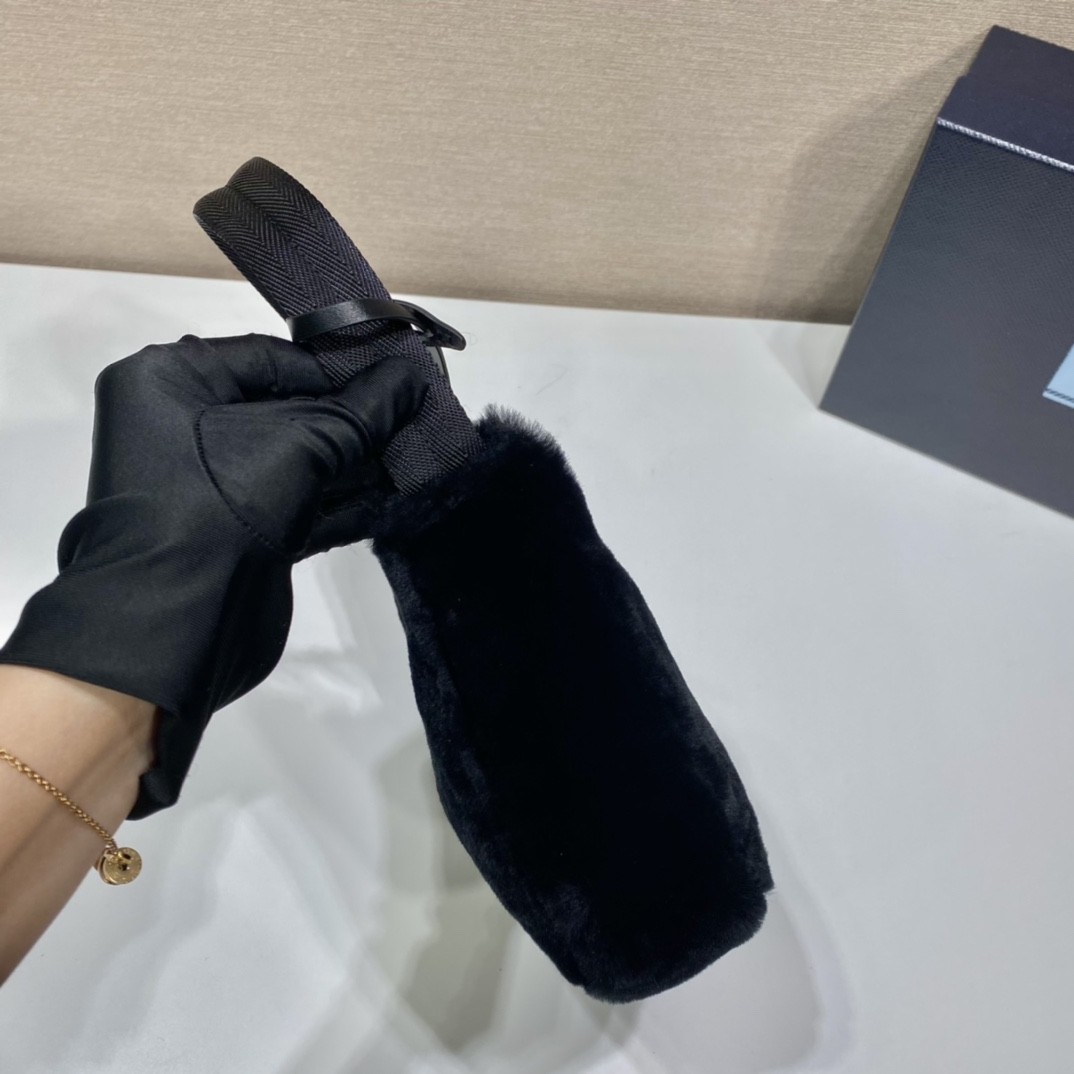 프라다 리에디션 호보백