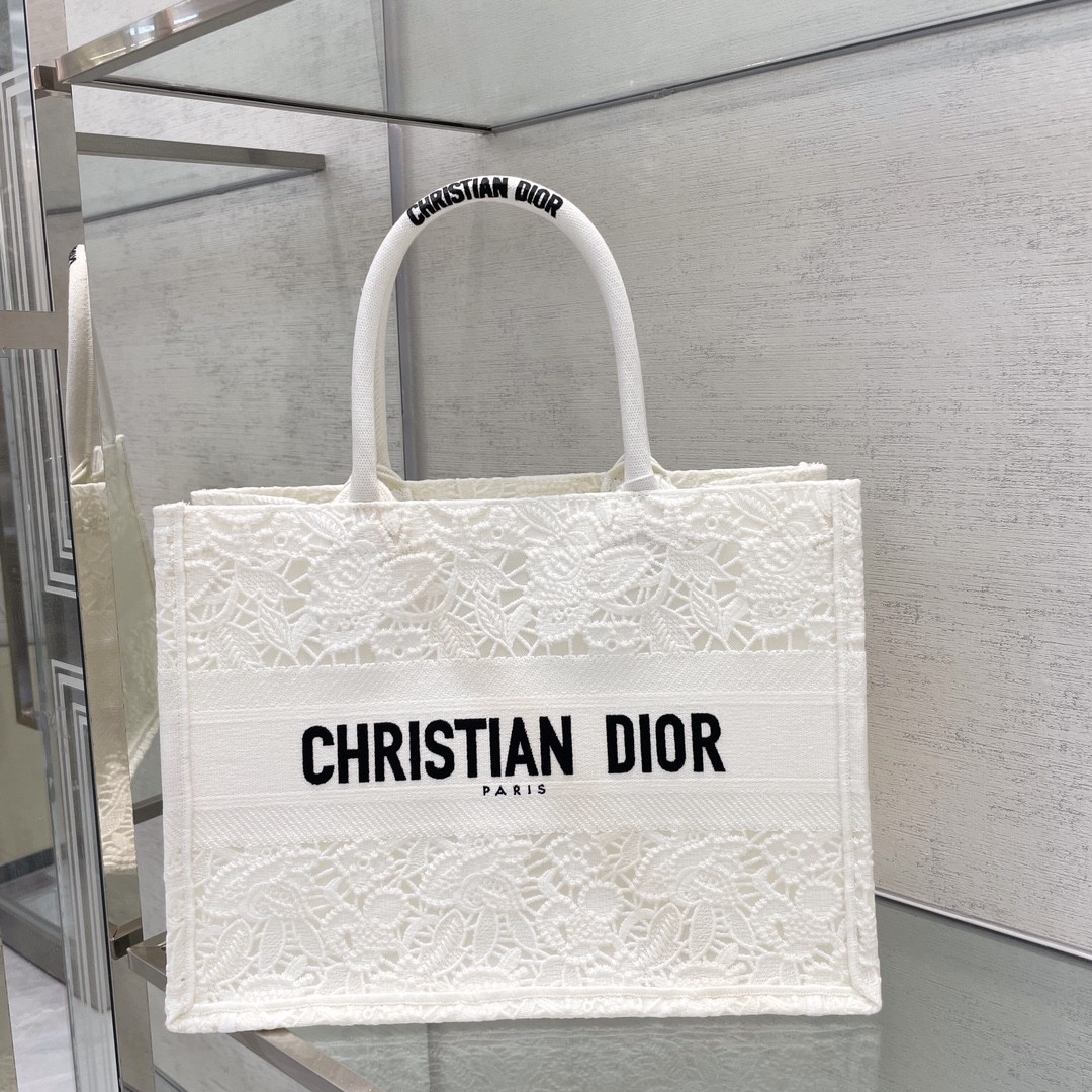 디올 북토트 자수 레이스 미듐 (화이트)