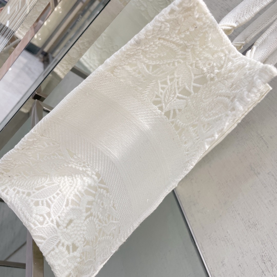 디올 북토트 자수 레이스 미듐 (화이트)