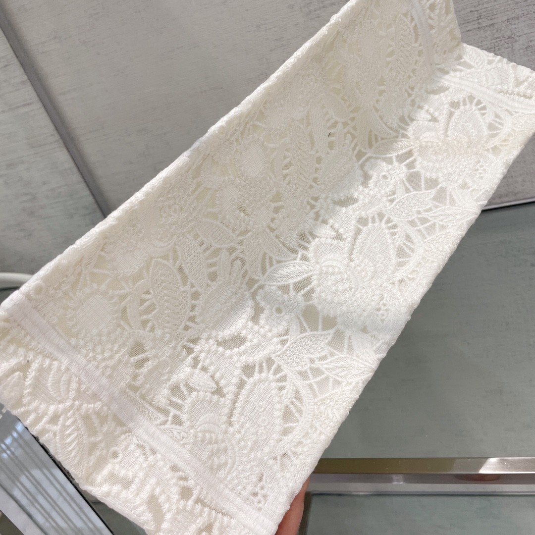 디올 북토트 자수 레이스 미듐 (화이트)