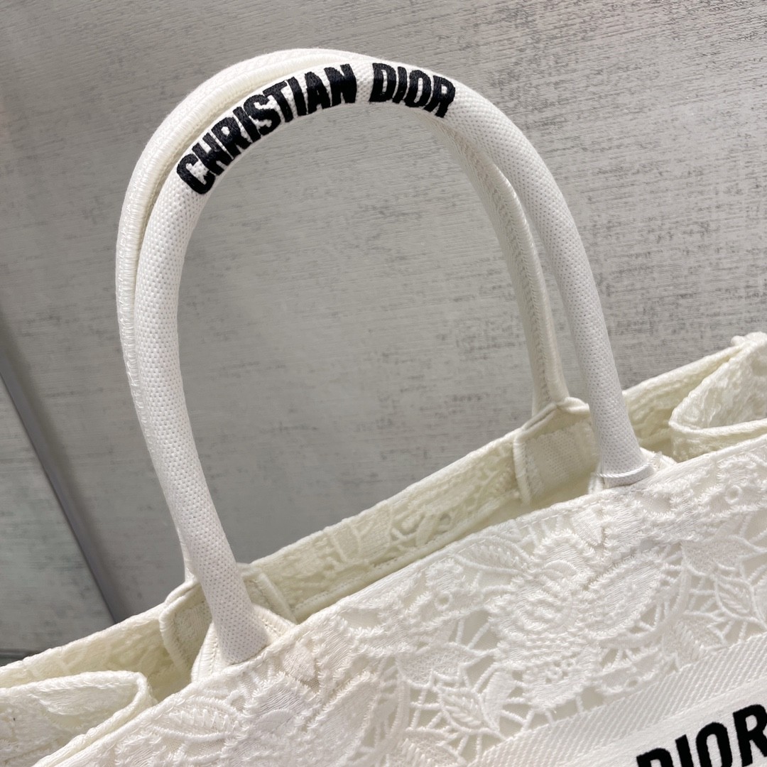 디올 북토트 자수 레이스 미듐 (화이트)