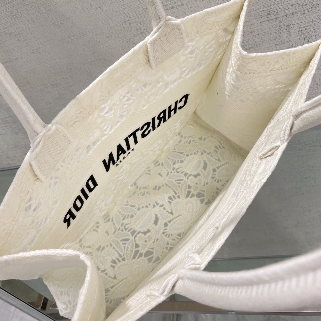 디올 북토트 자수 레이스 미듐 (화이트)