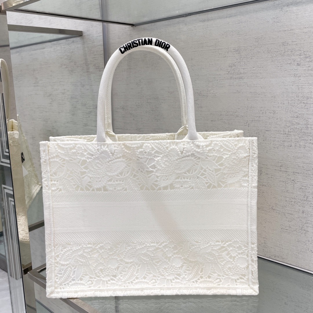 디올 북토트 자수 레이스 미듐 (화이트)