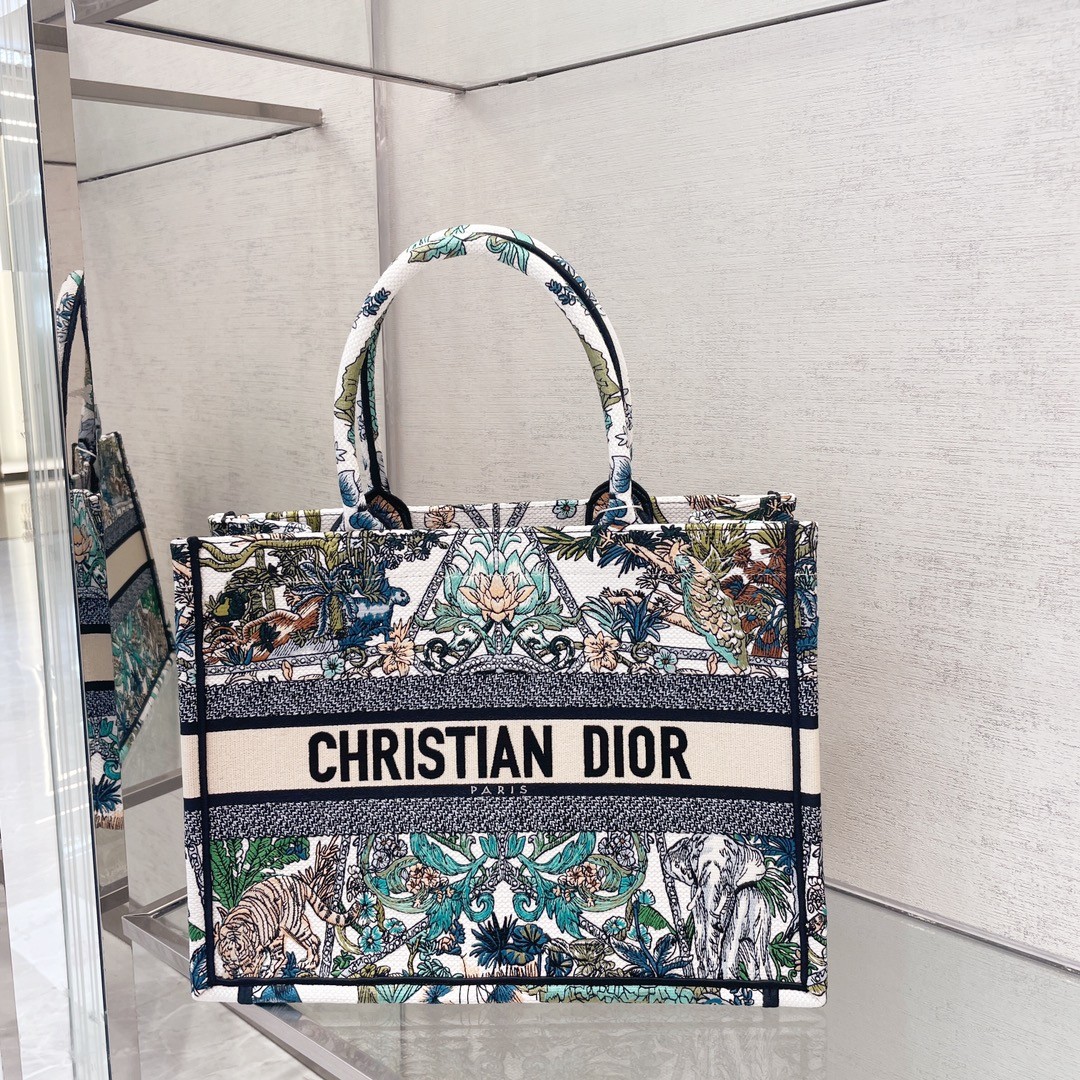 디올 북토트 Maria Grazia Chiuri 미듐