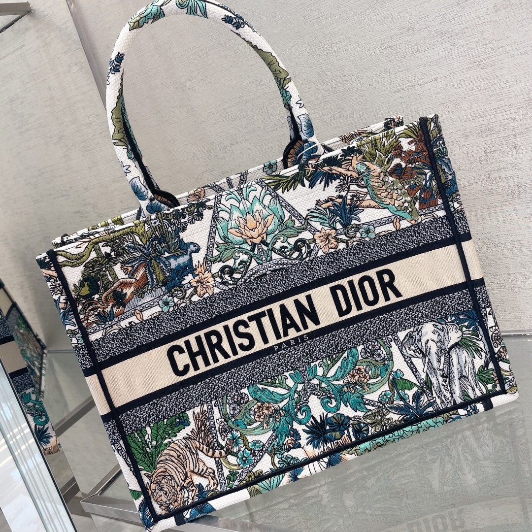 디올 북토트 Maria Grazia Chiuri 미듐