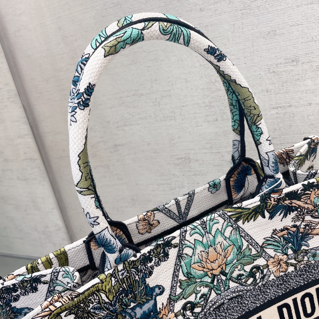 디올 북토트 Maria Grazia Chiuri 미듐