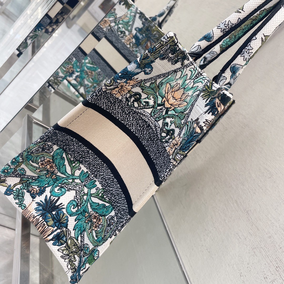 디올 북토트 Maria Grazia Chiuri 미듐