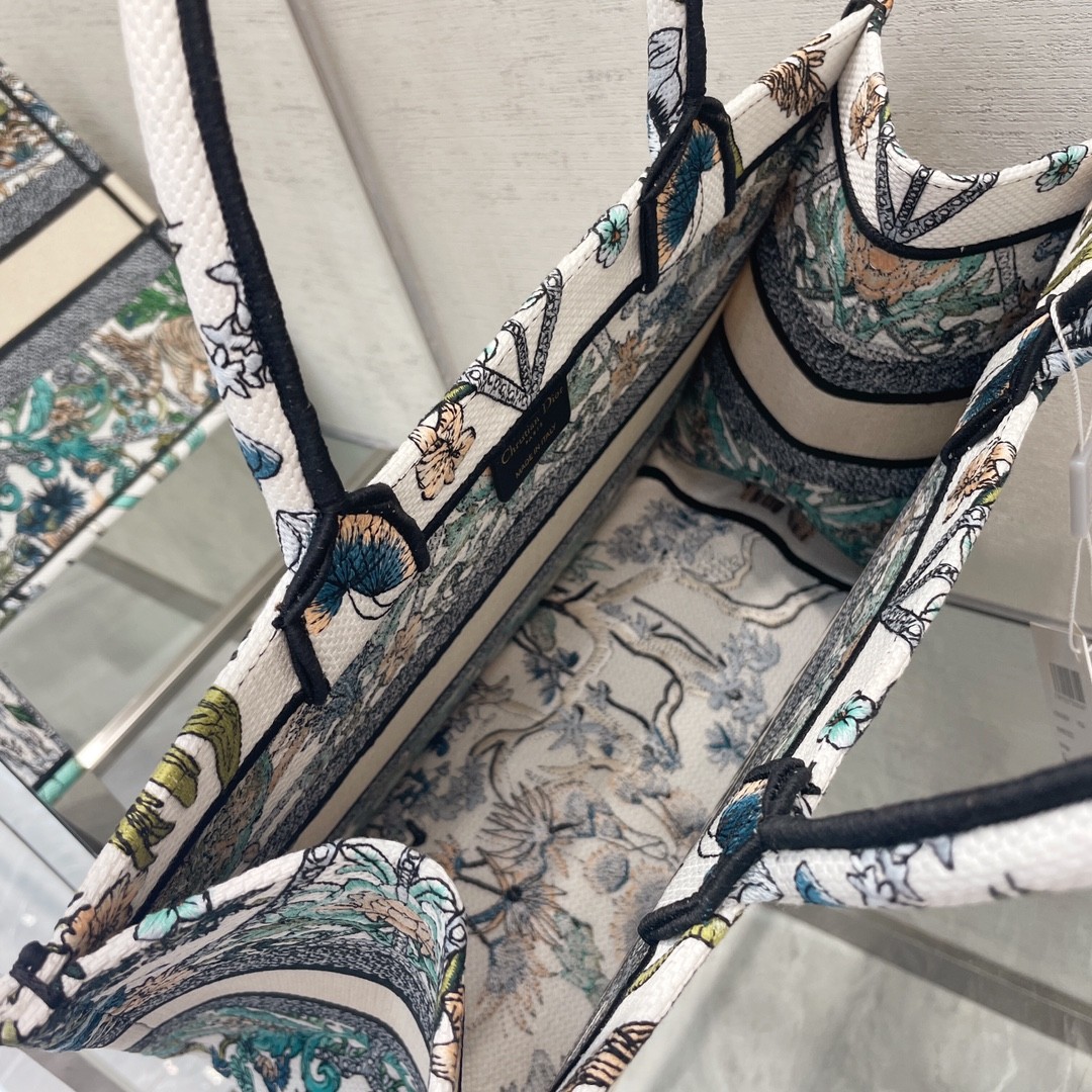 디올 북토트 Maria Grazia Chiuri 미듐