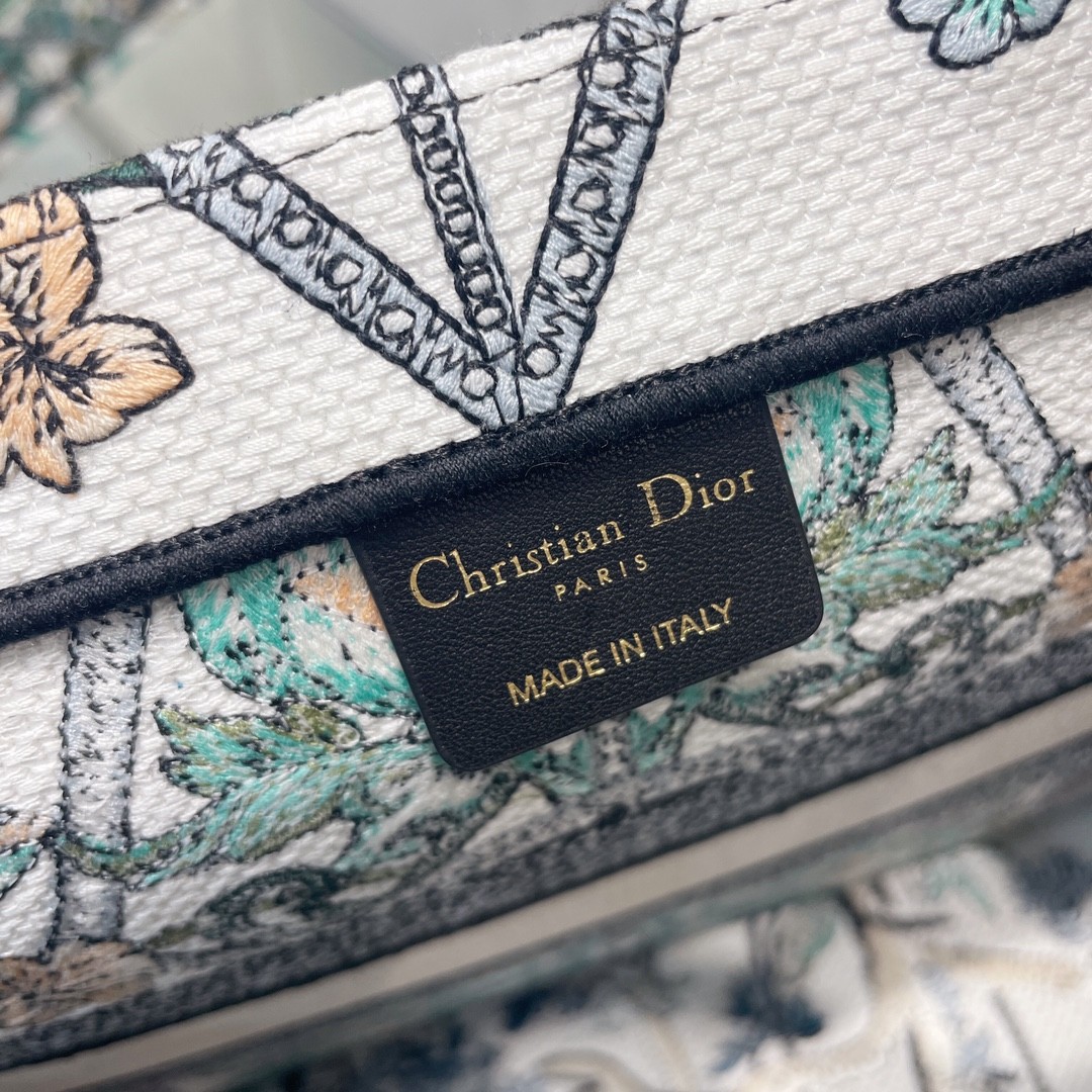 디올 북토트 Maria Grazia Chiuri 미듐