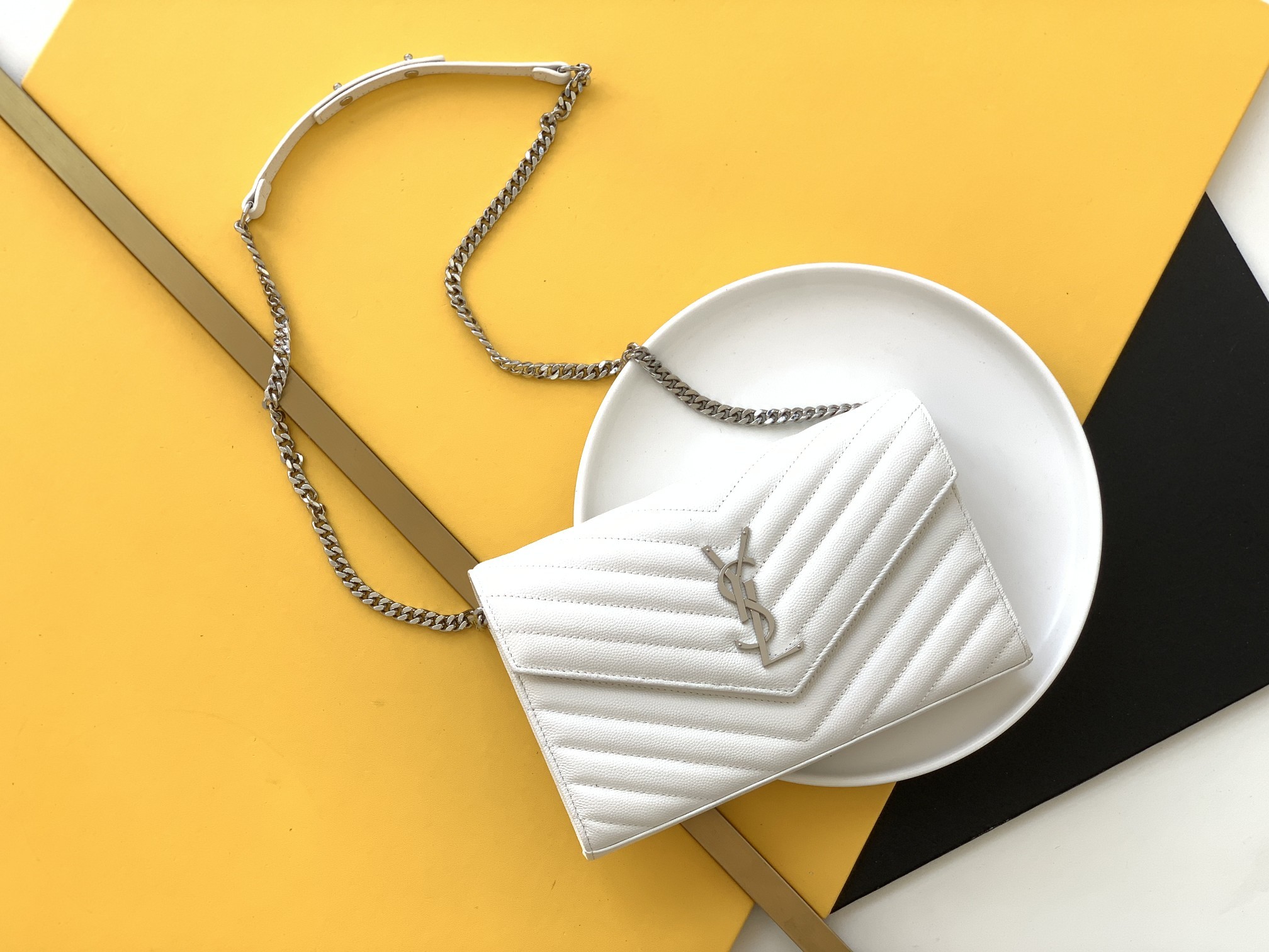 세인트로랑 YSL 로고 모노그램 체인 숄더백 화이트 (은장)