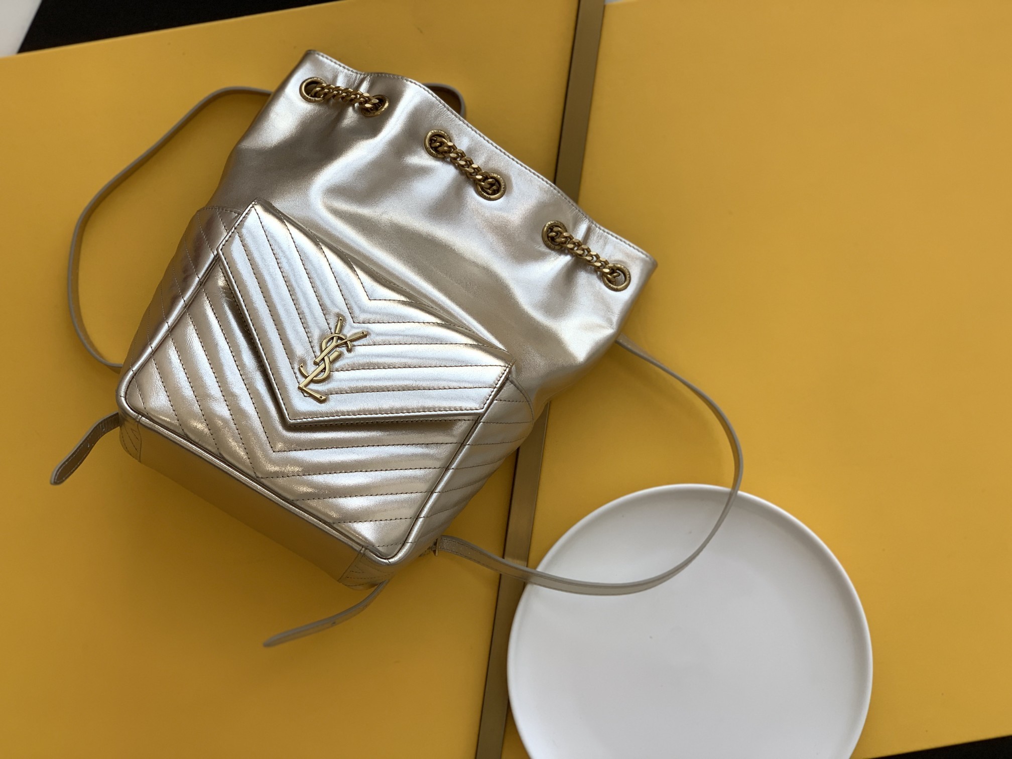 세인트로랑 모노그램 조이 메탈릭 백팩 (실버)