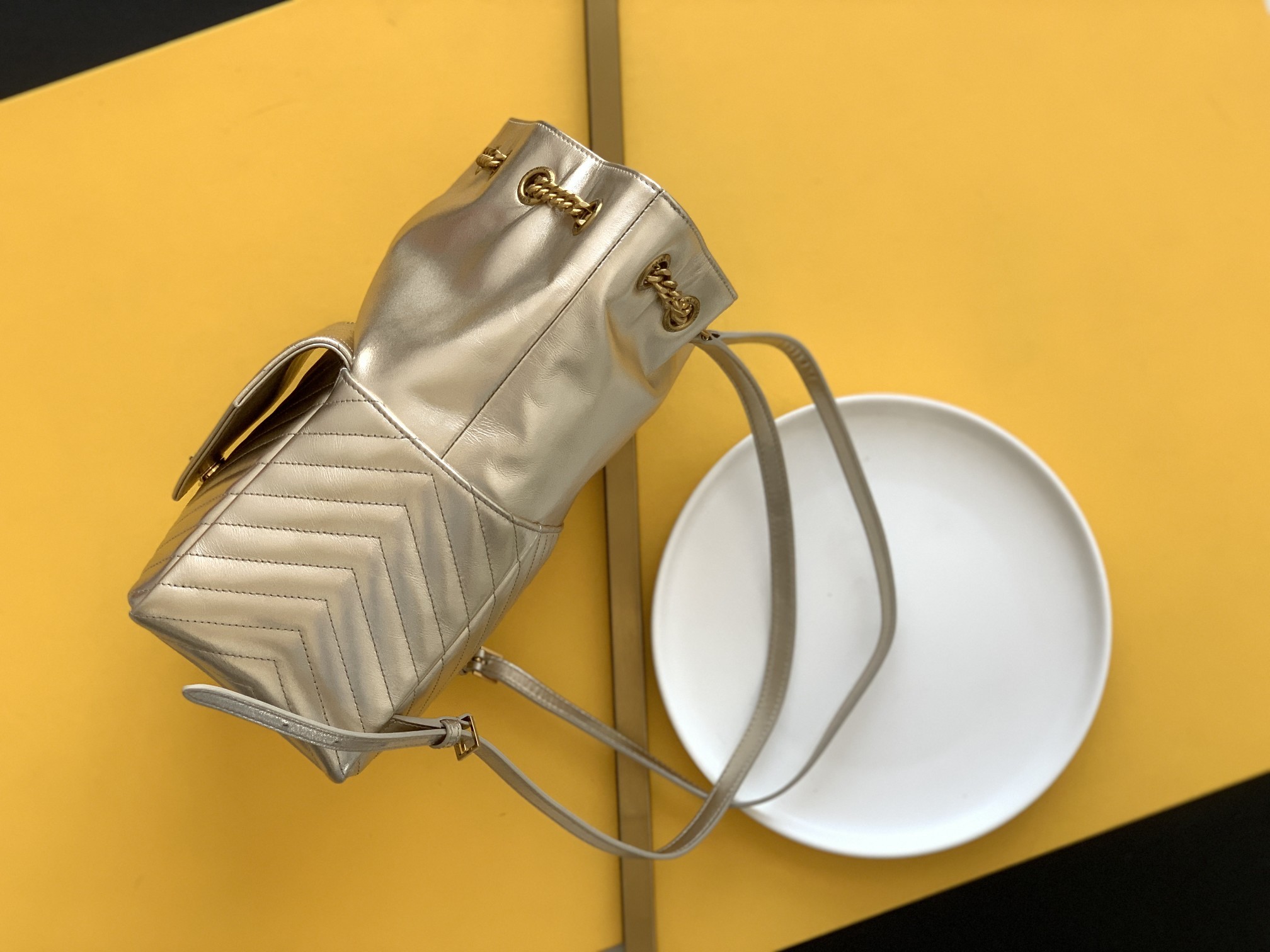 세인트로랑 모노그램 조이 메탈릭 백팩 (실버)