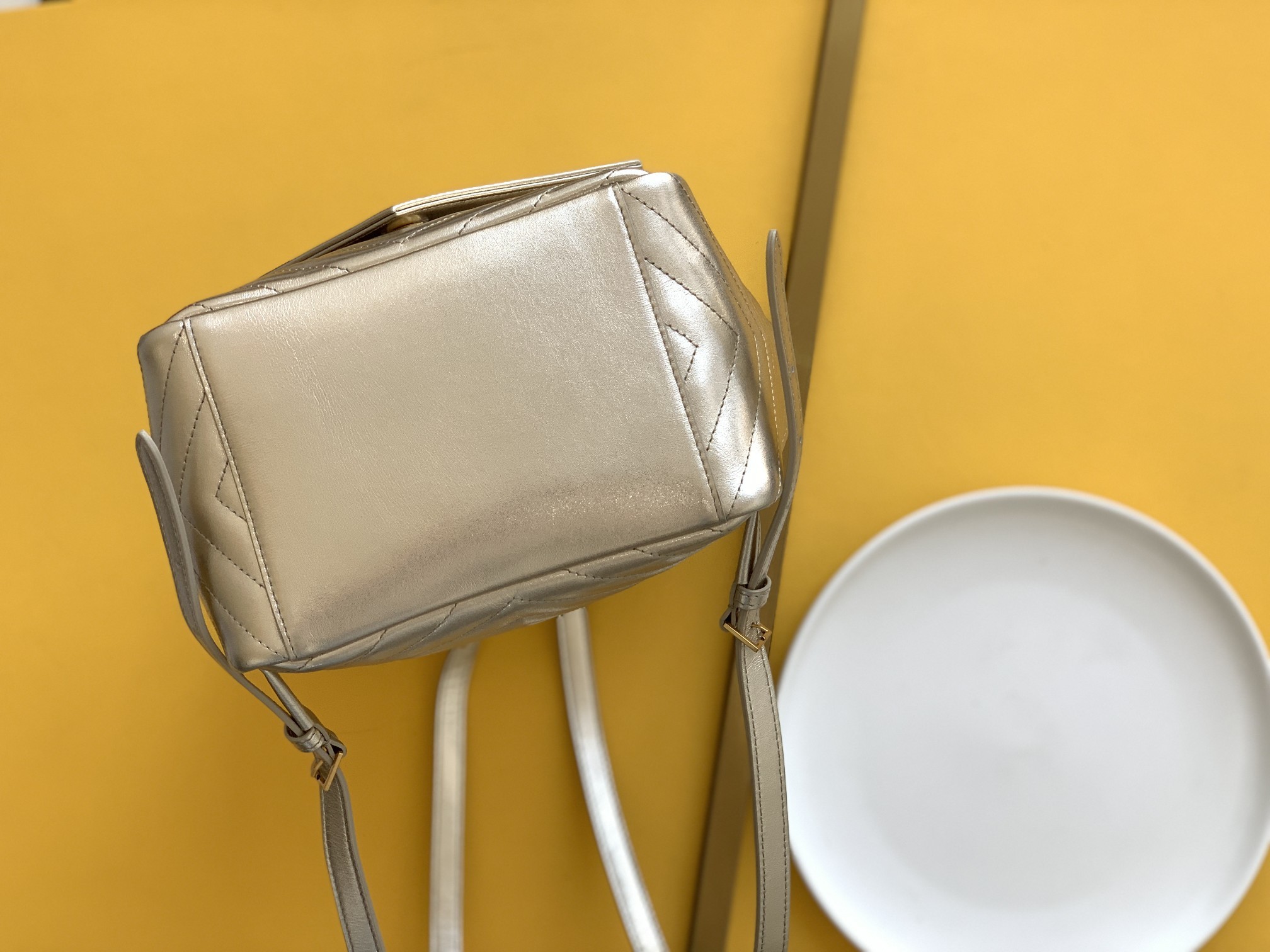 세인트로랑 모노그램 조이 메탈릭 백팩 (실버)