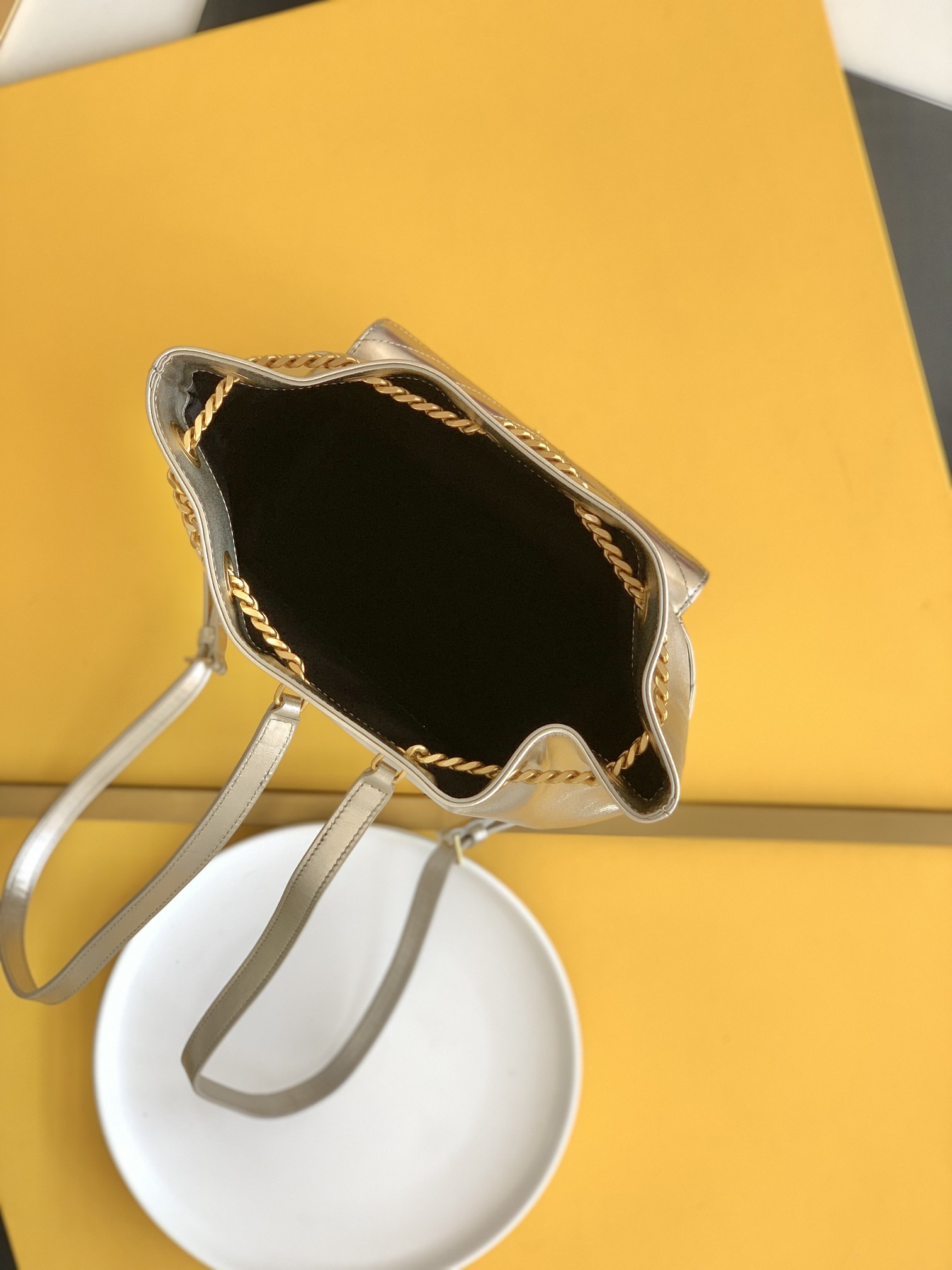 세인트로랑 모노그램 조이 메탈릭 백팩 (실버)