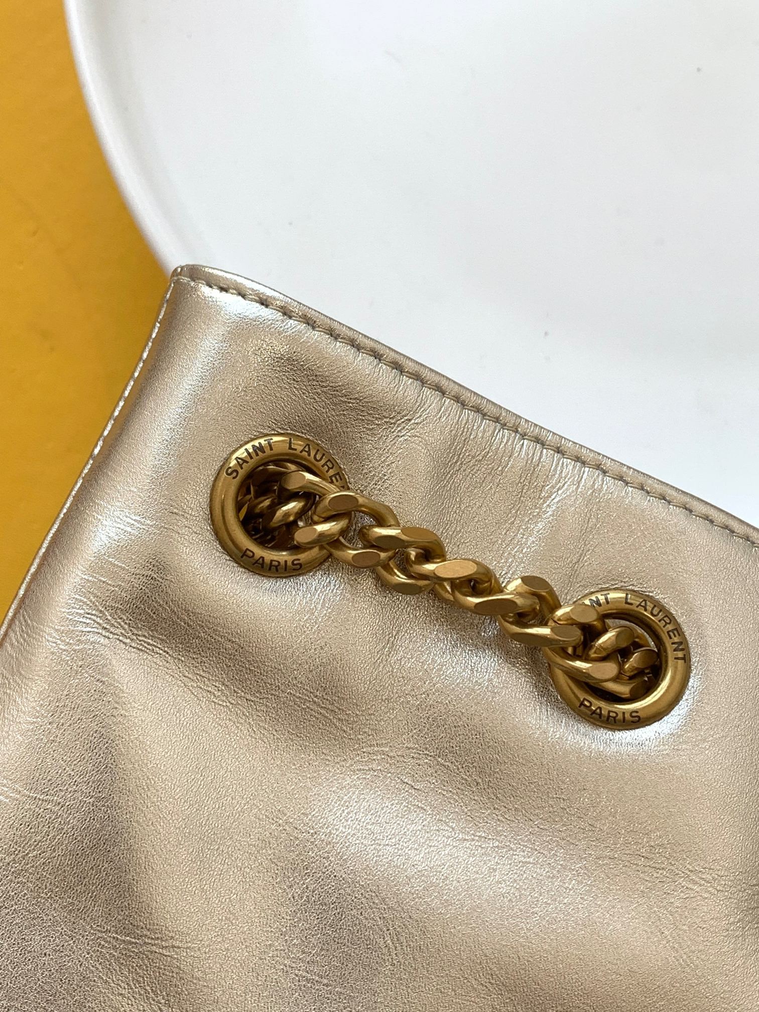 세인트로랑 모노그램 조이 메탈릭 백팩 (실버)