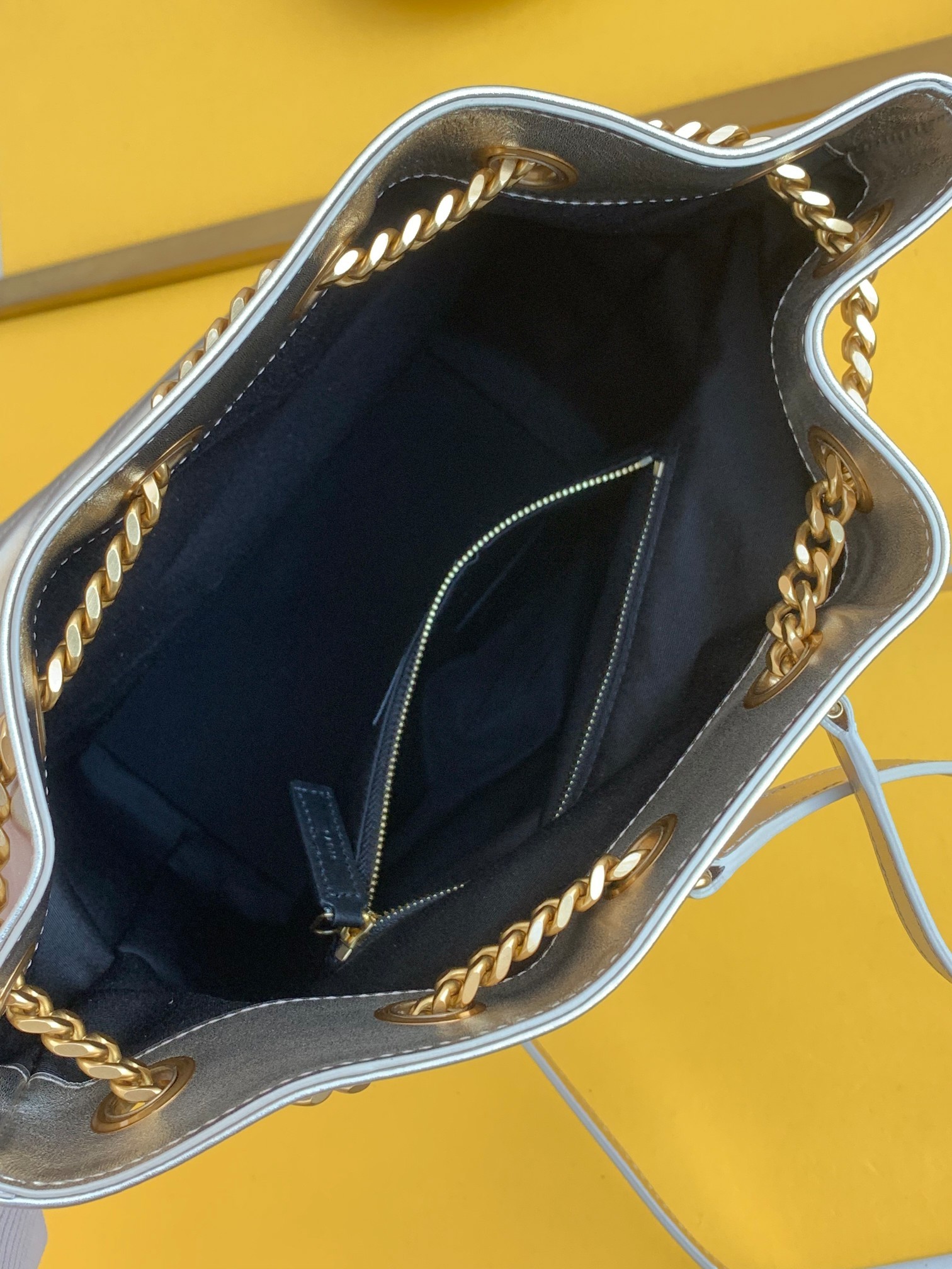 세인트로랑 모노그램 조이 메탈릭 백팩 (실버)