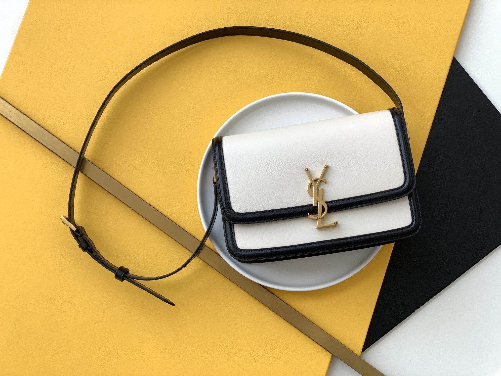 세인트로랑 YSL 솔페리노 미듐 레더 숄더백