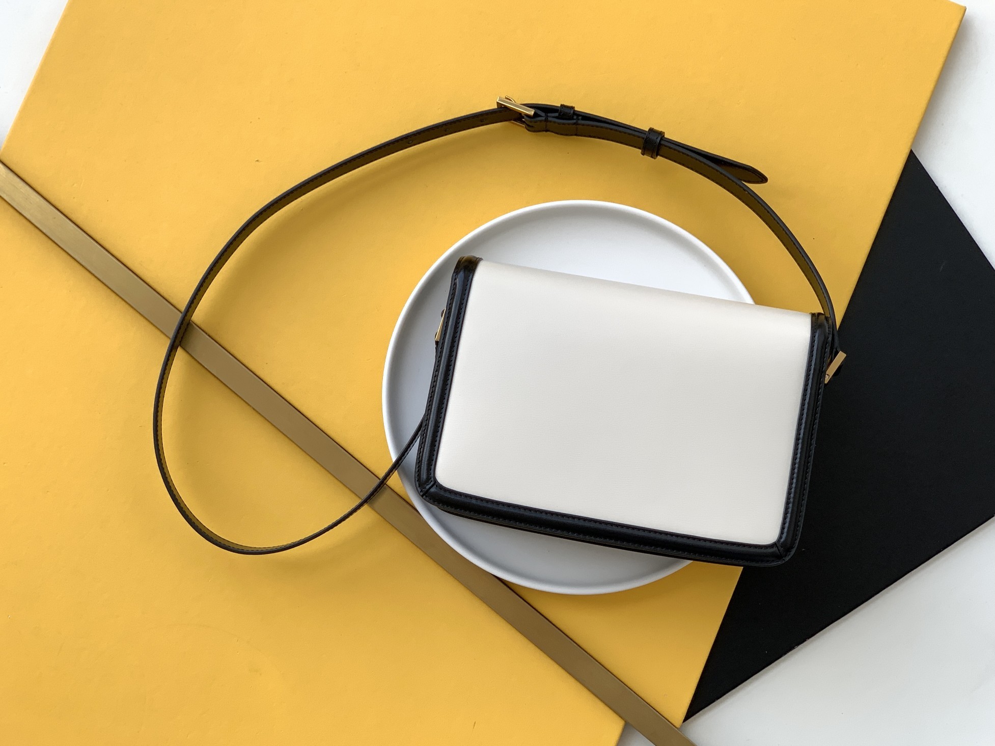 세인트로랑 YSL 솔페리노 미듐 레더 숄더백