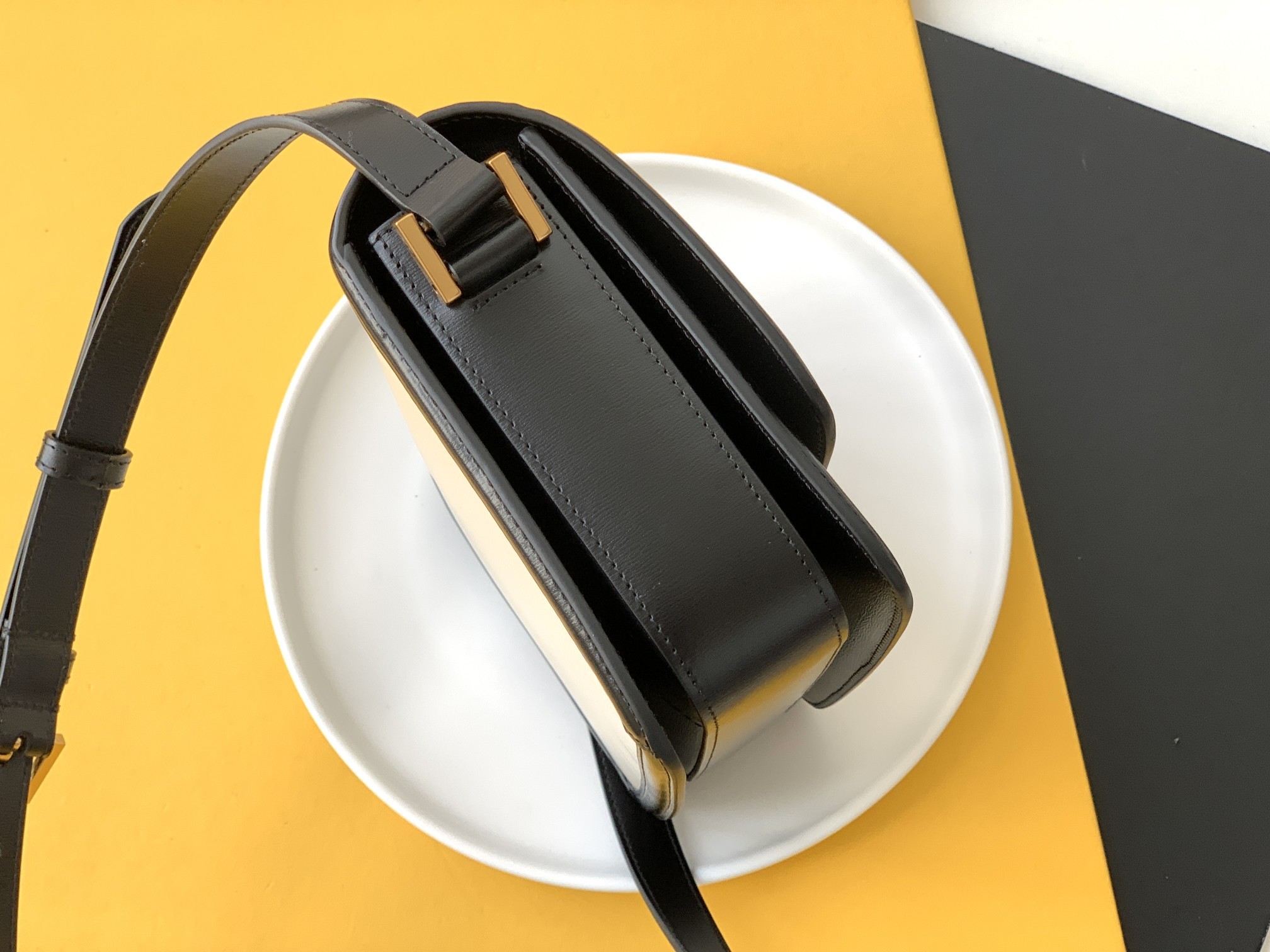 세인트로랑 YSL 솔페리노 미듐 레더 숄더백