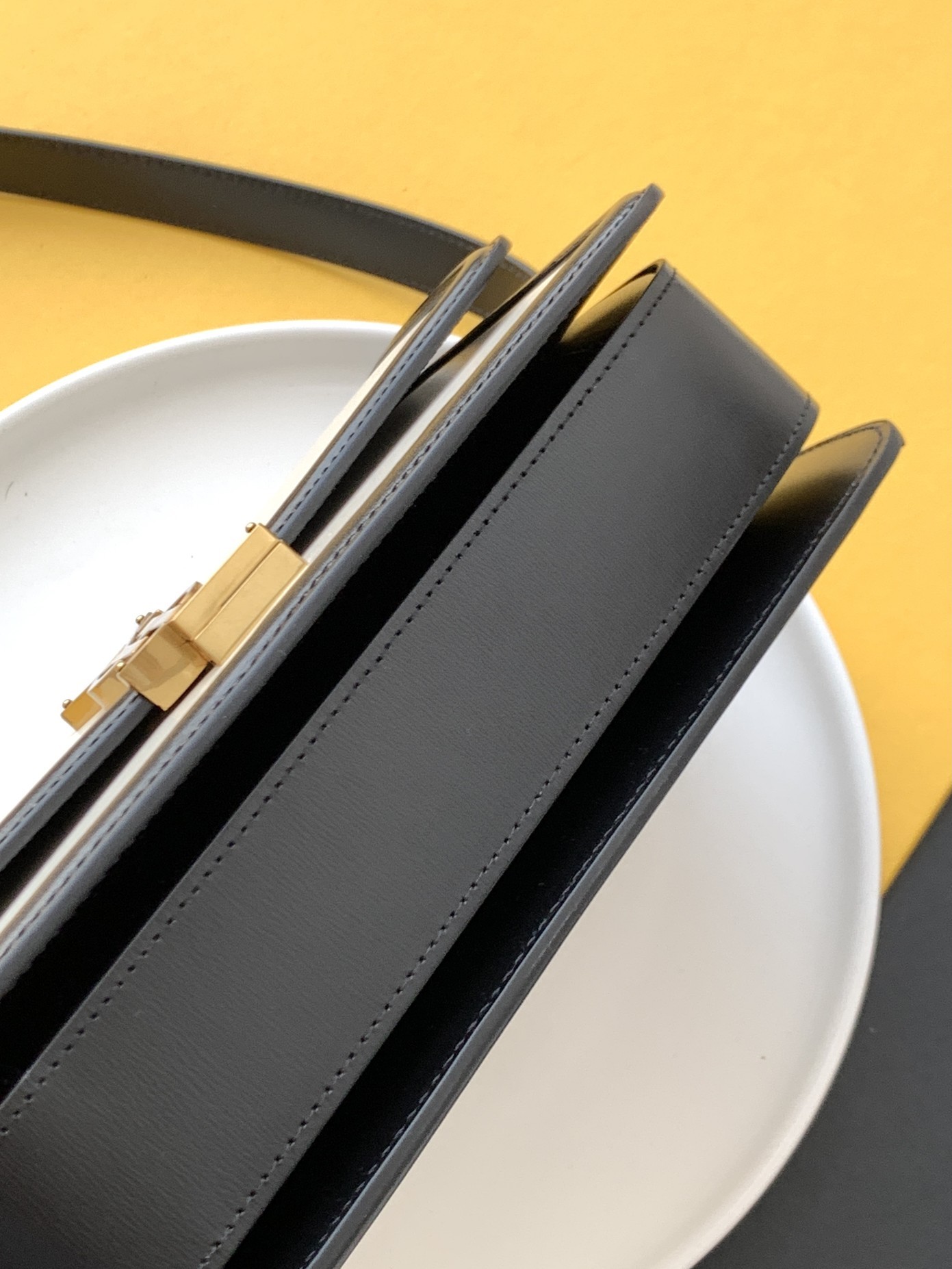 세인트로랑 YSL 솔페리노 미듐 레더 숄더백