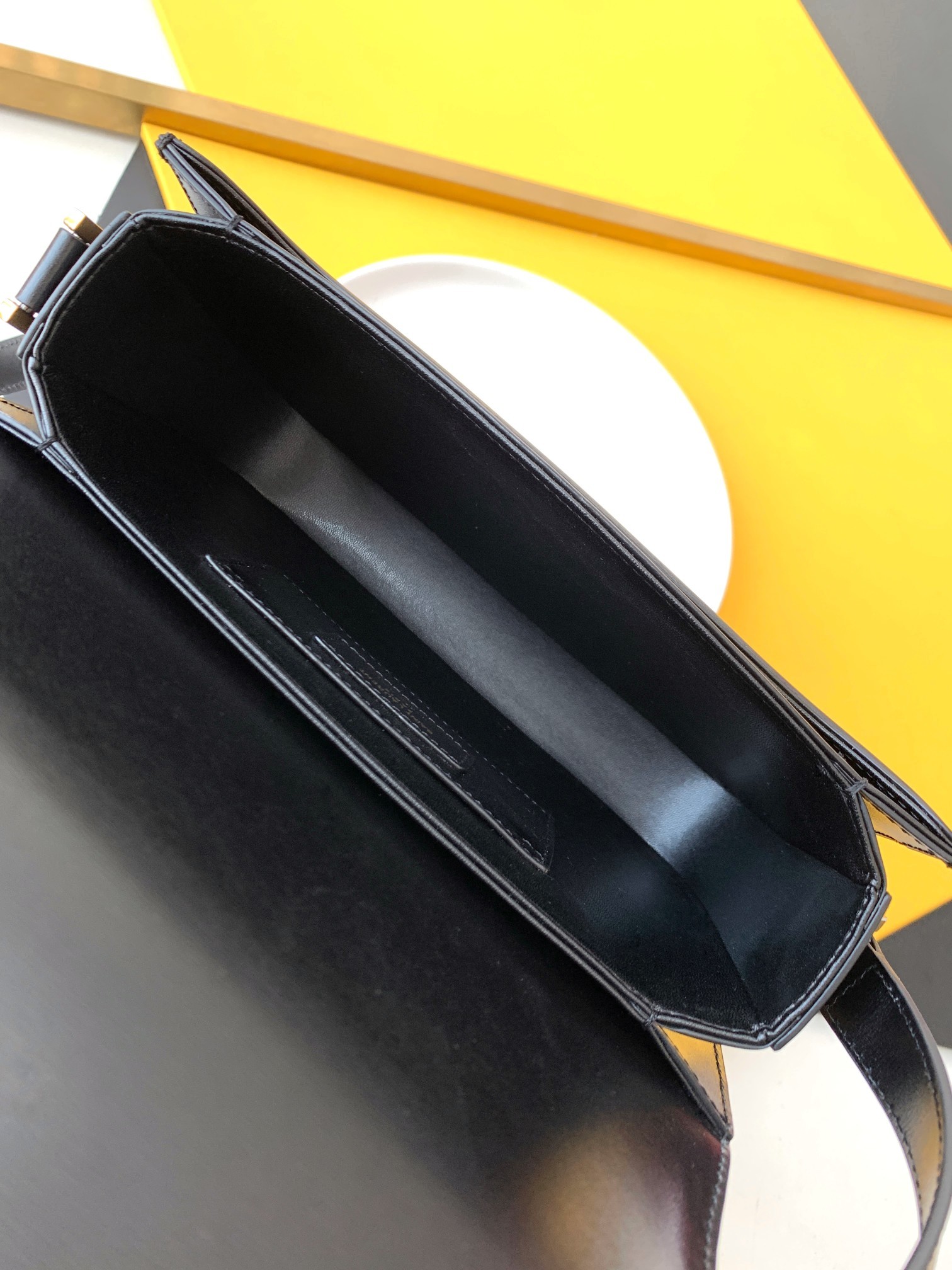 세인트로랑 YSL 솔페리노 미듐 레더 숄더백