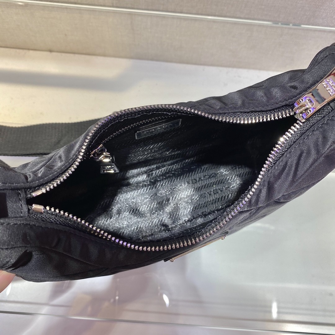 프라다 리나일론 패딩 호보백