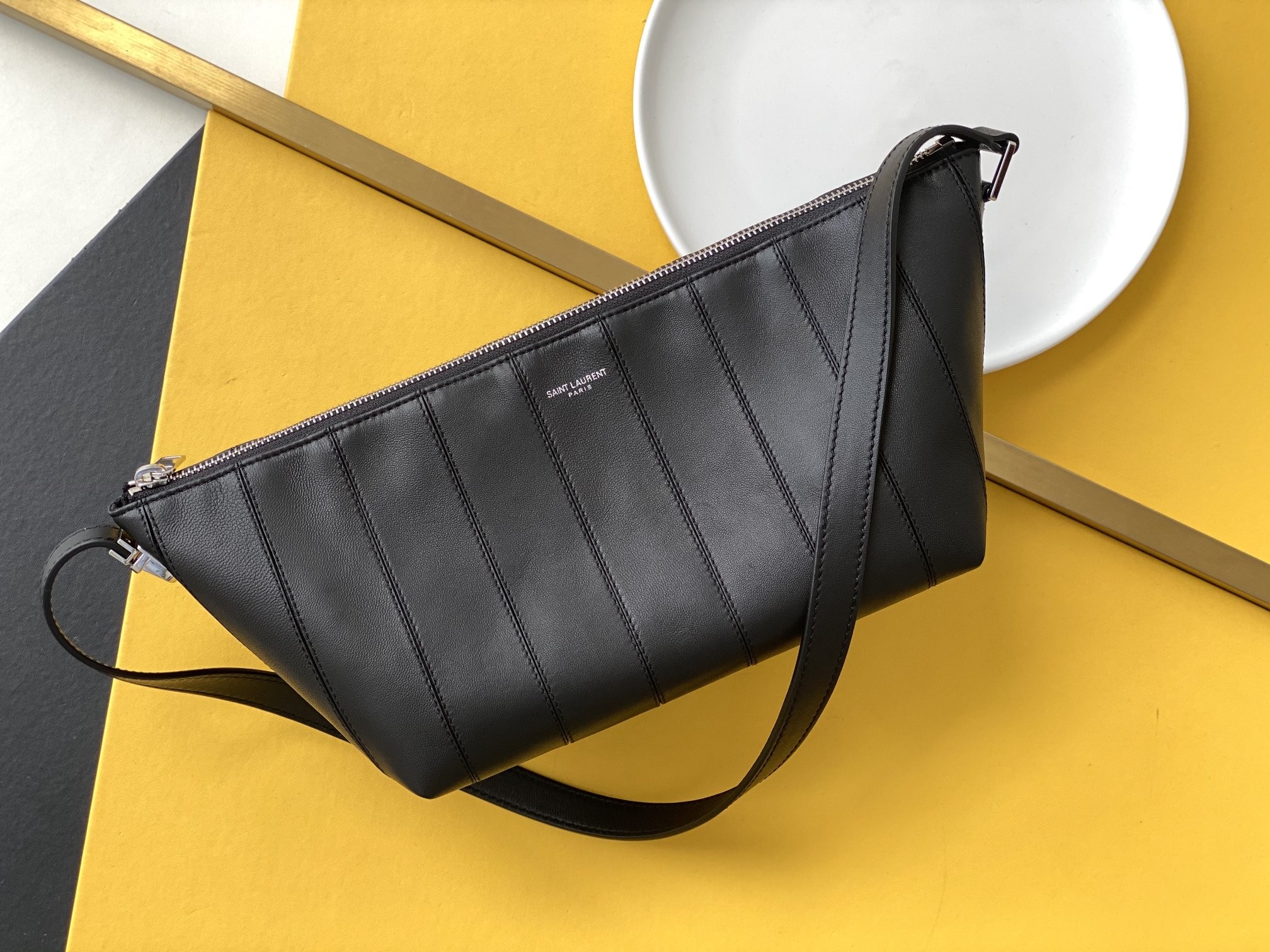 세인트로랑 라피아 슬링백 (블랙)