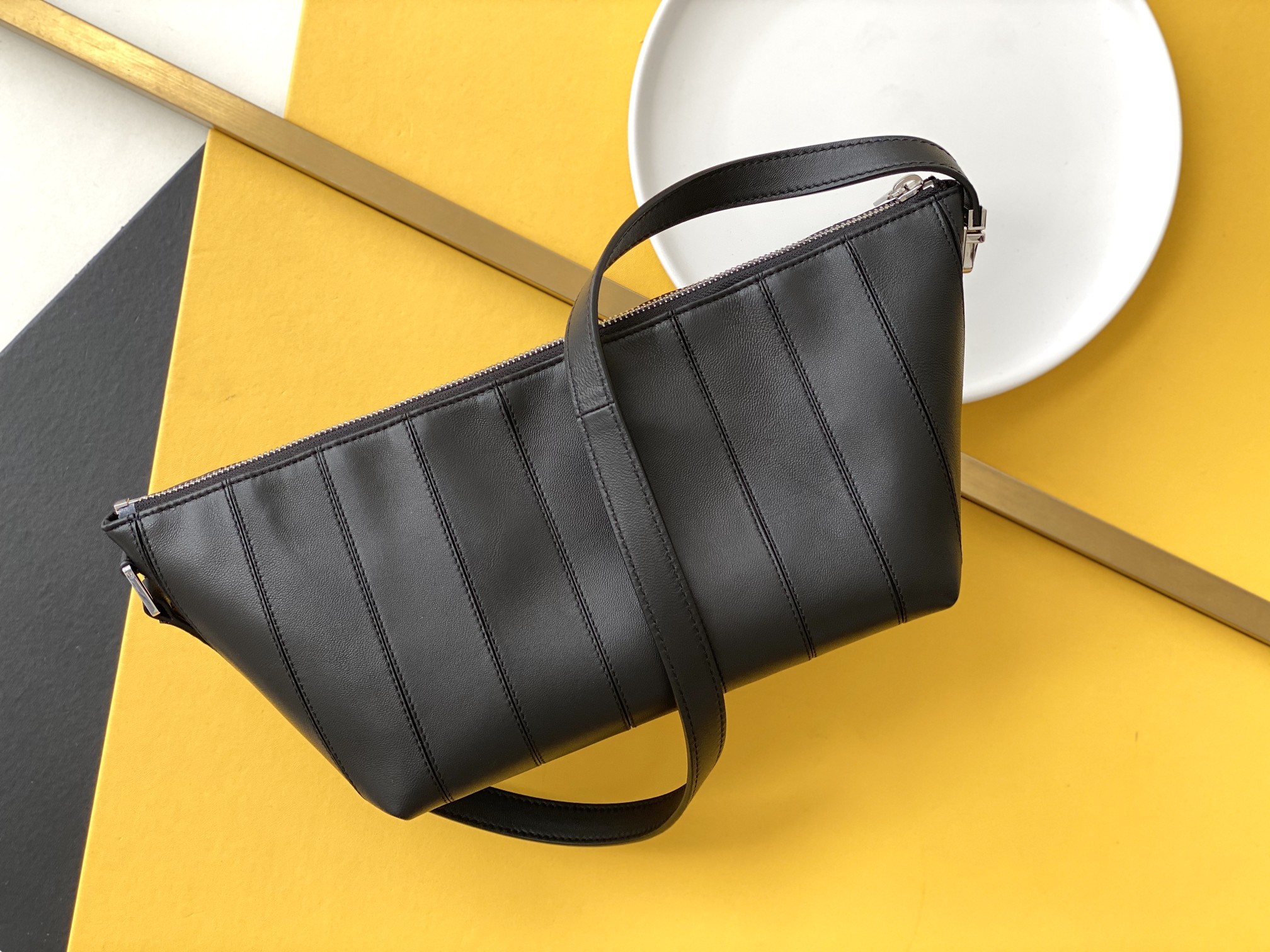 세인트로랑 라피아 슬링백 (블랙)