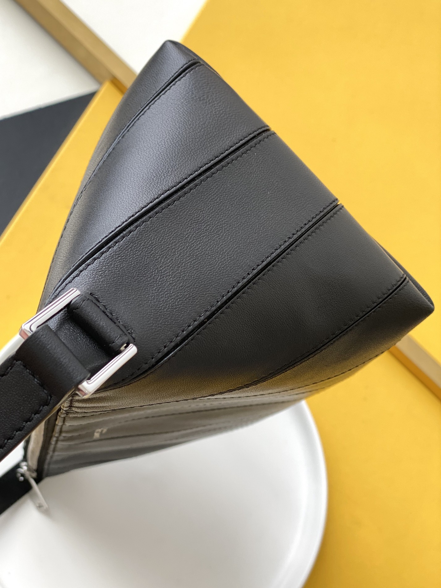 세인트로랑 라피아 슬링백 (블랙)