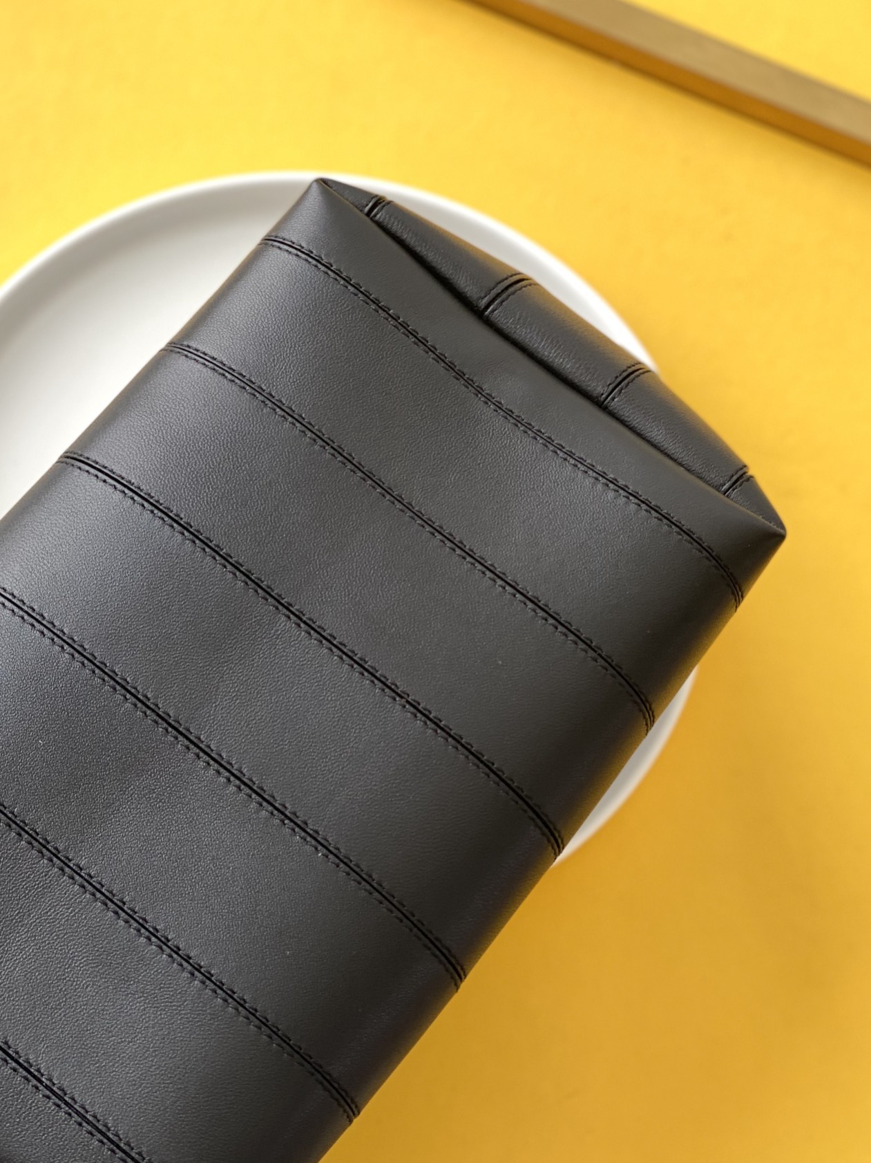 세인트로랑 라피아 슬링백 (블랙)