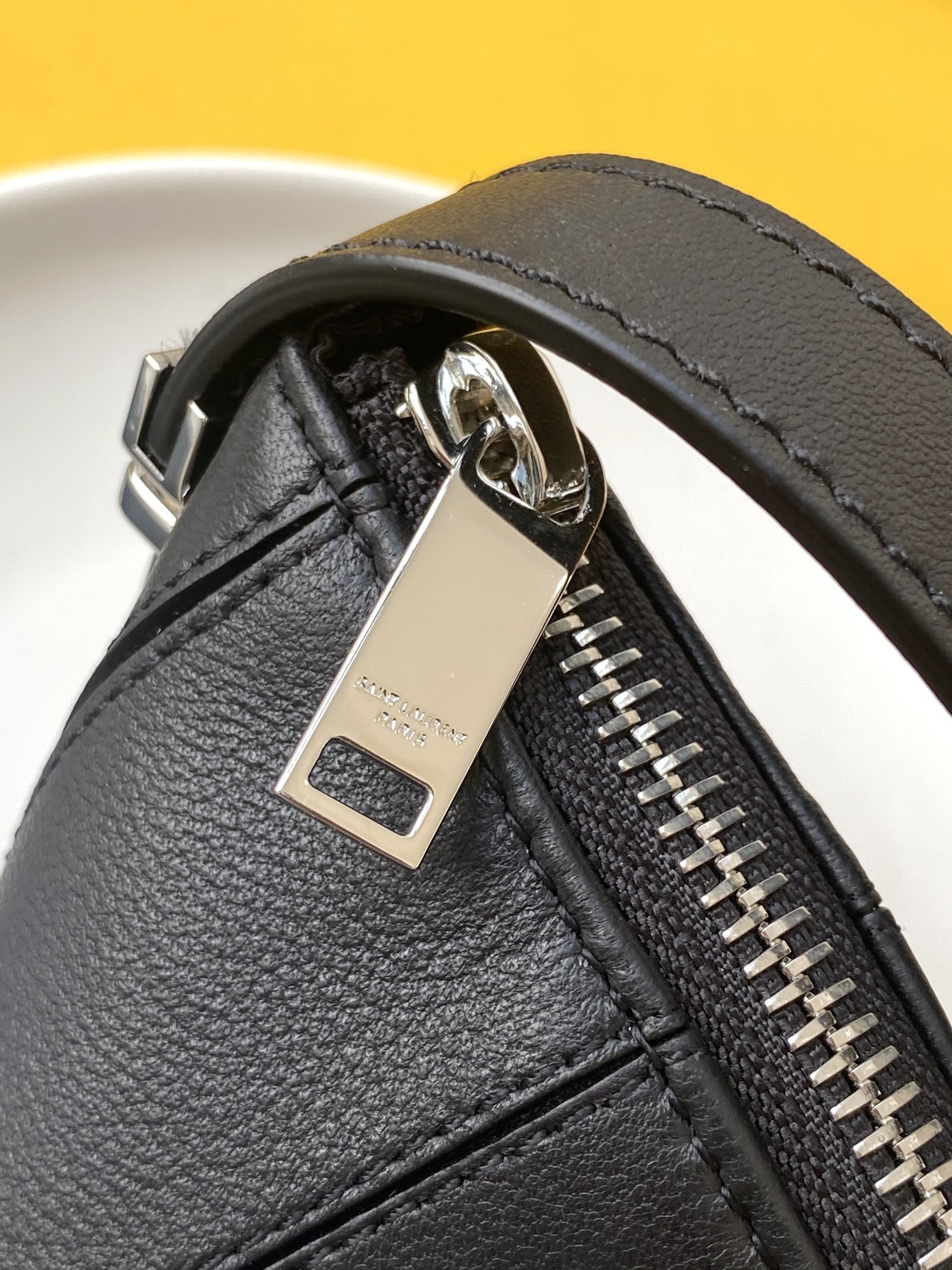 세인트로랑 라피아 슬링백 (블랙)