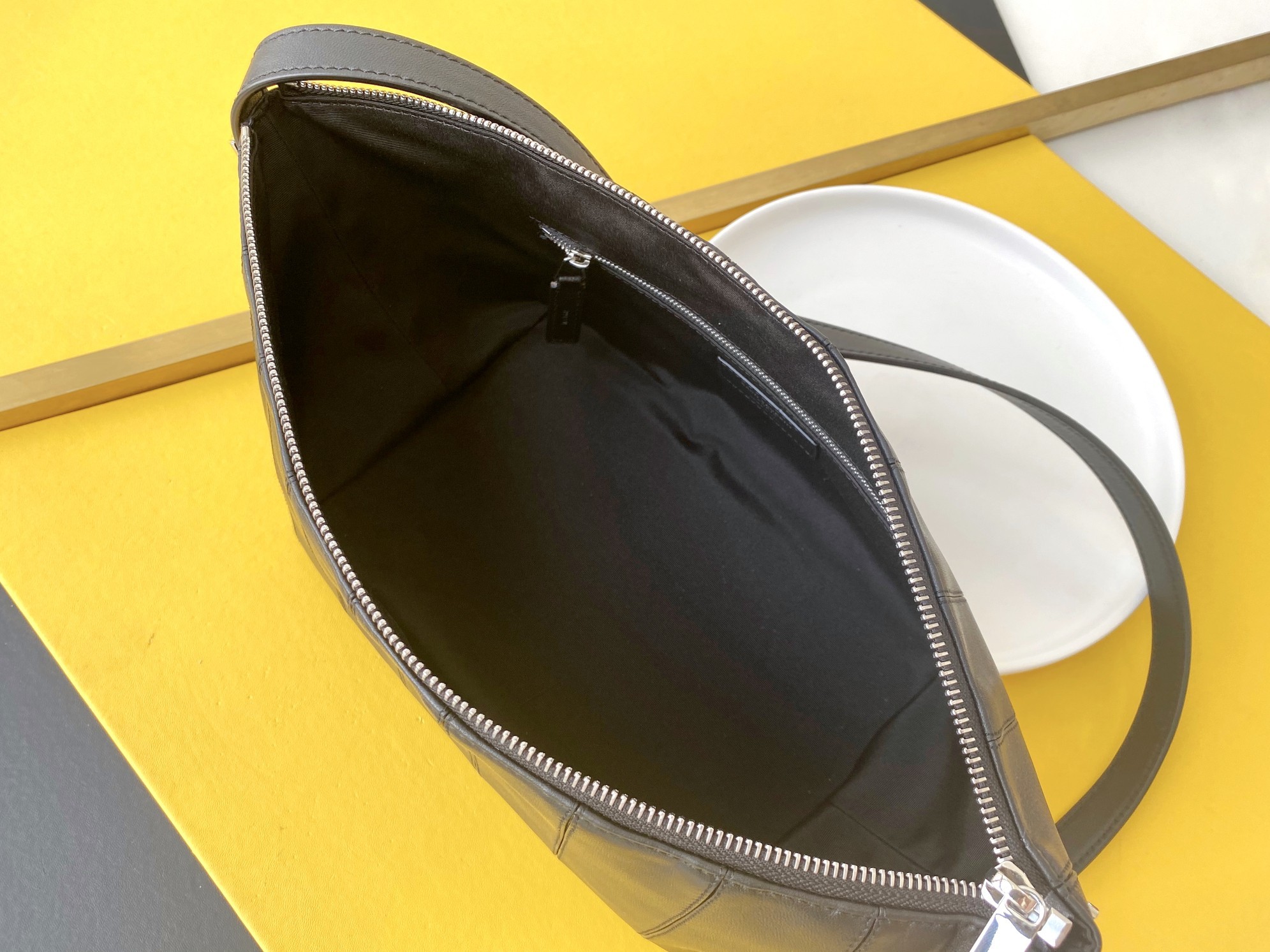 세인트로랑 라피아 슬링백 (블랙)