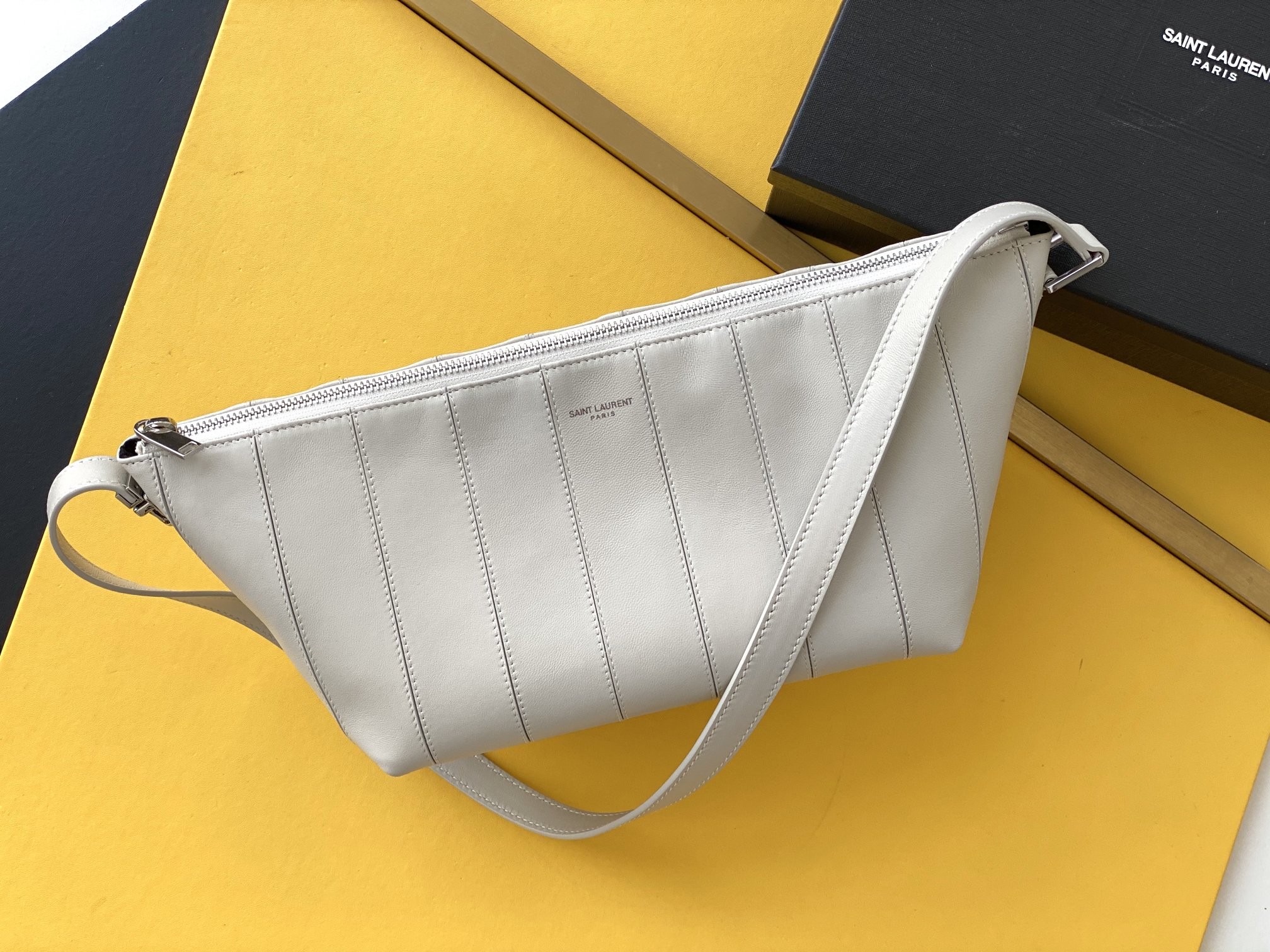 세인트로랑 라피아 슬링백 (화이트)