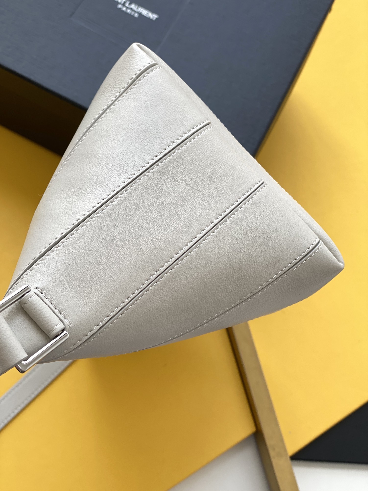 세인트로랑 라피아 슬링백 (화이트)