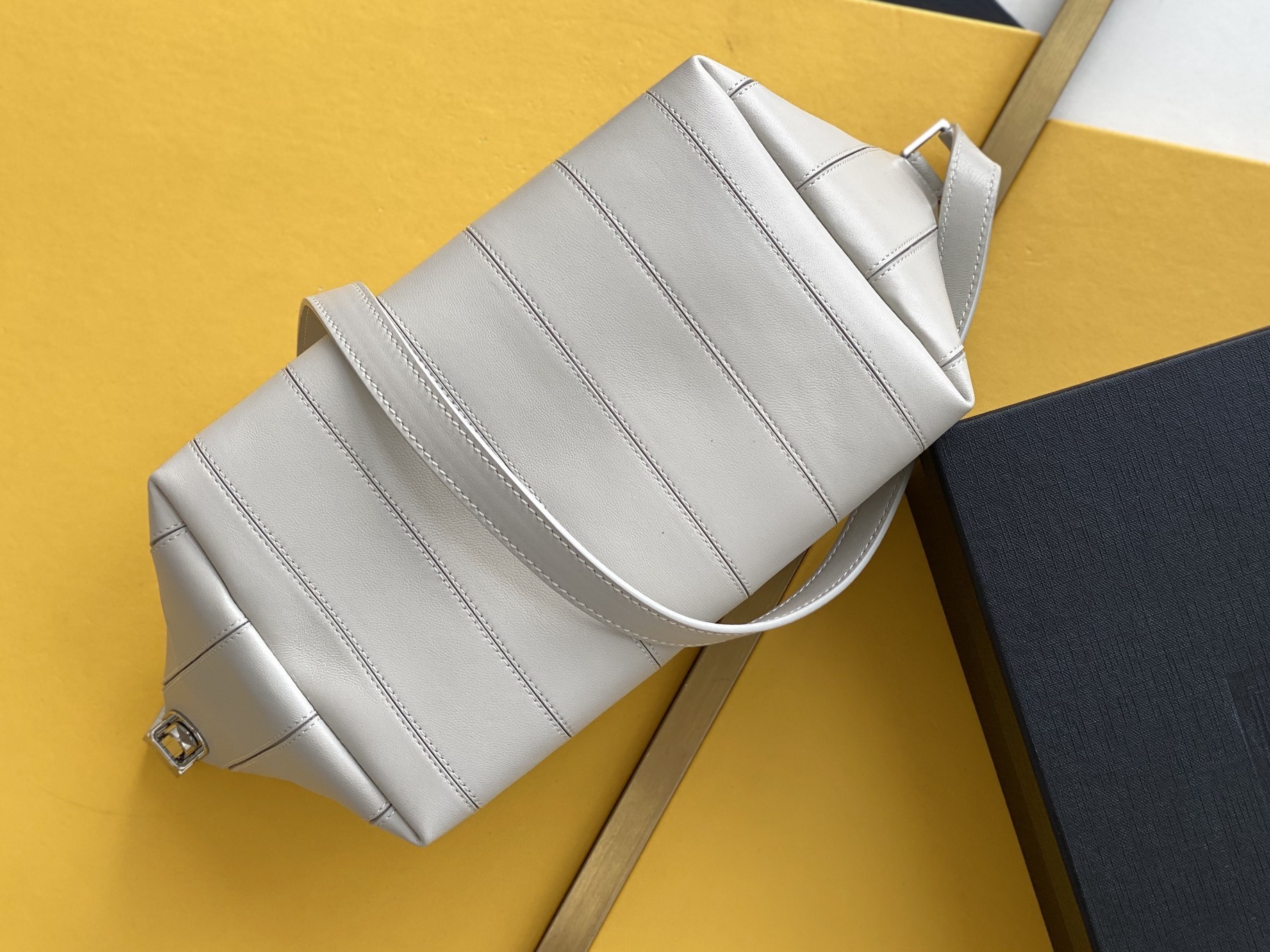 세인트로랑 라피아 슬링백 (화이트)