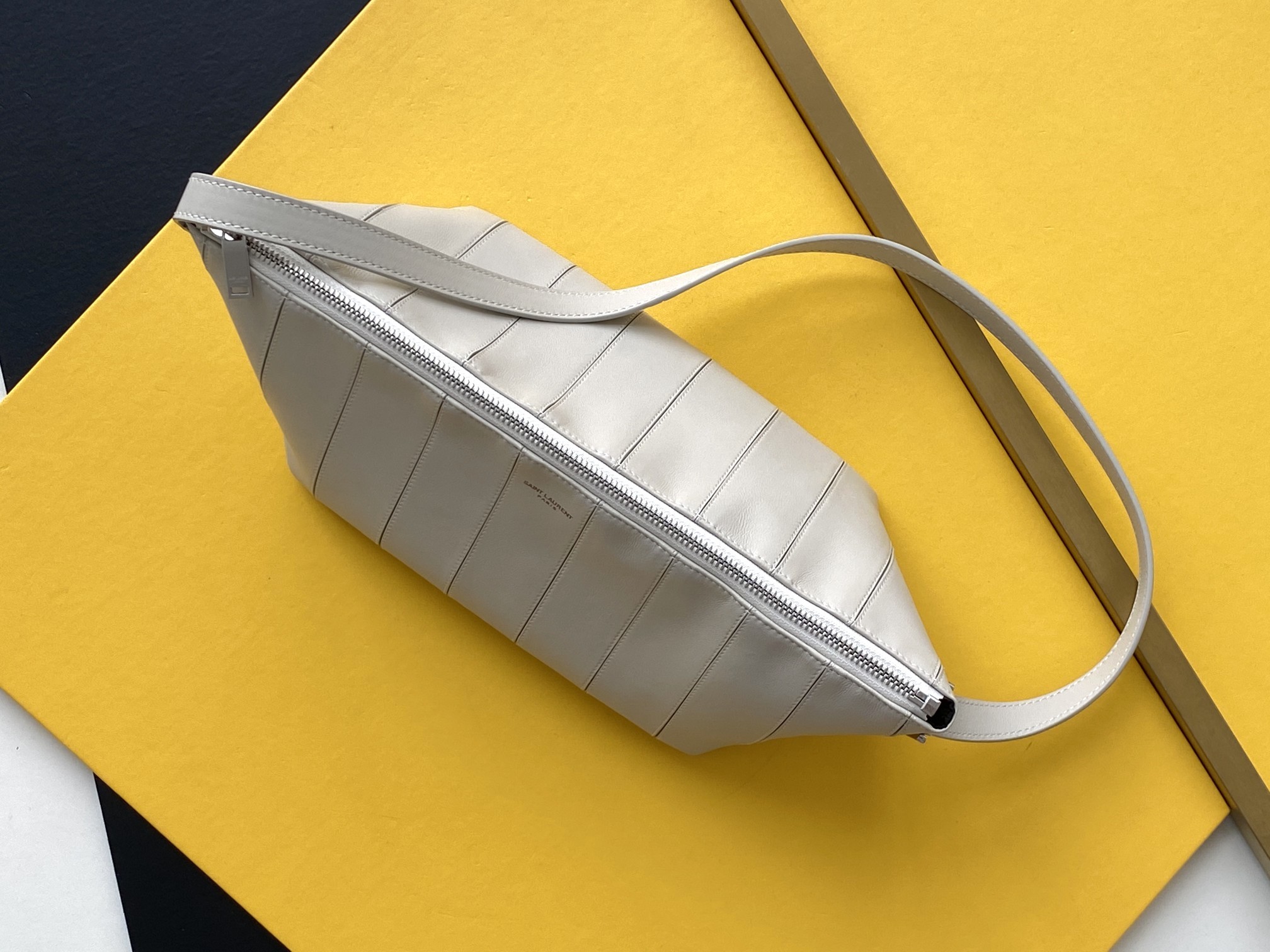 세인트로랑 라피아 슬링백 (화이트)