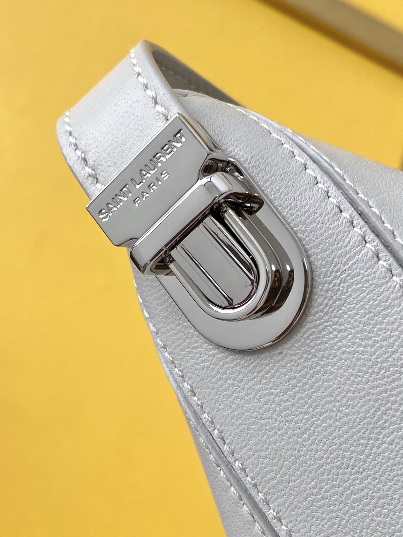 세인트로랑 라피아 슬링백 (화이트)