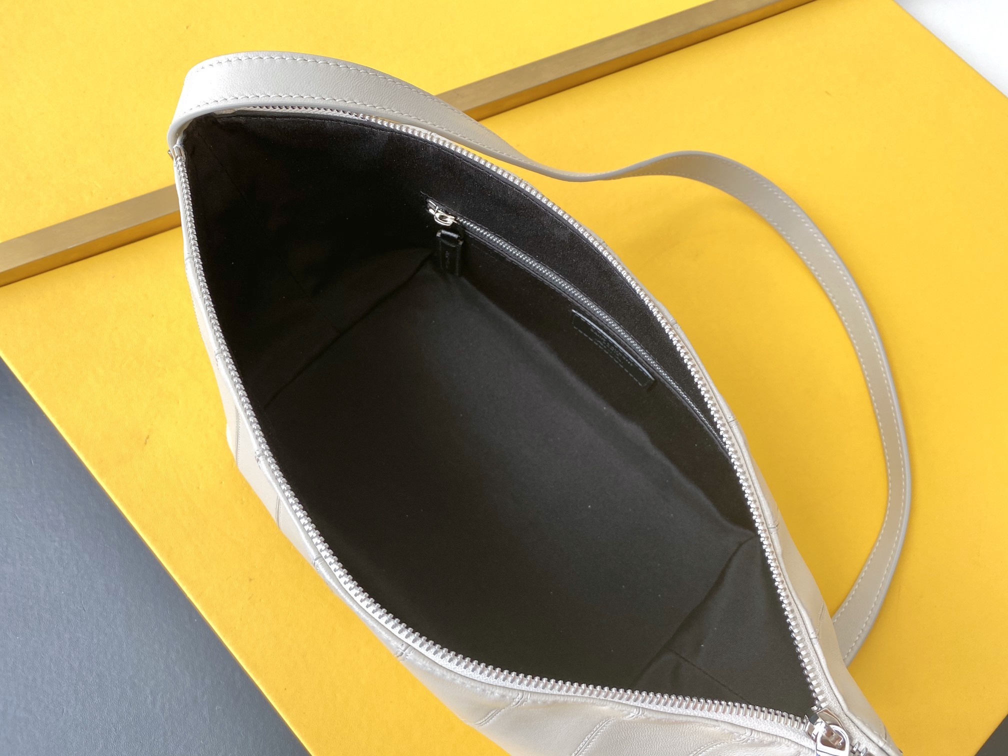 세인트로랑 라피아 슬링백 (화이트)