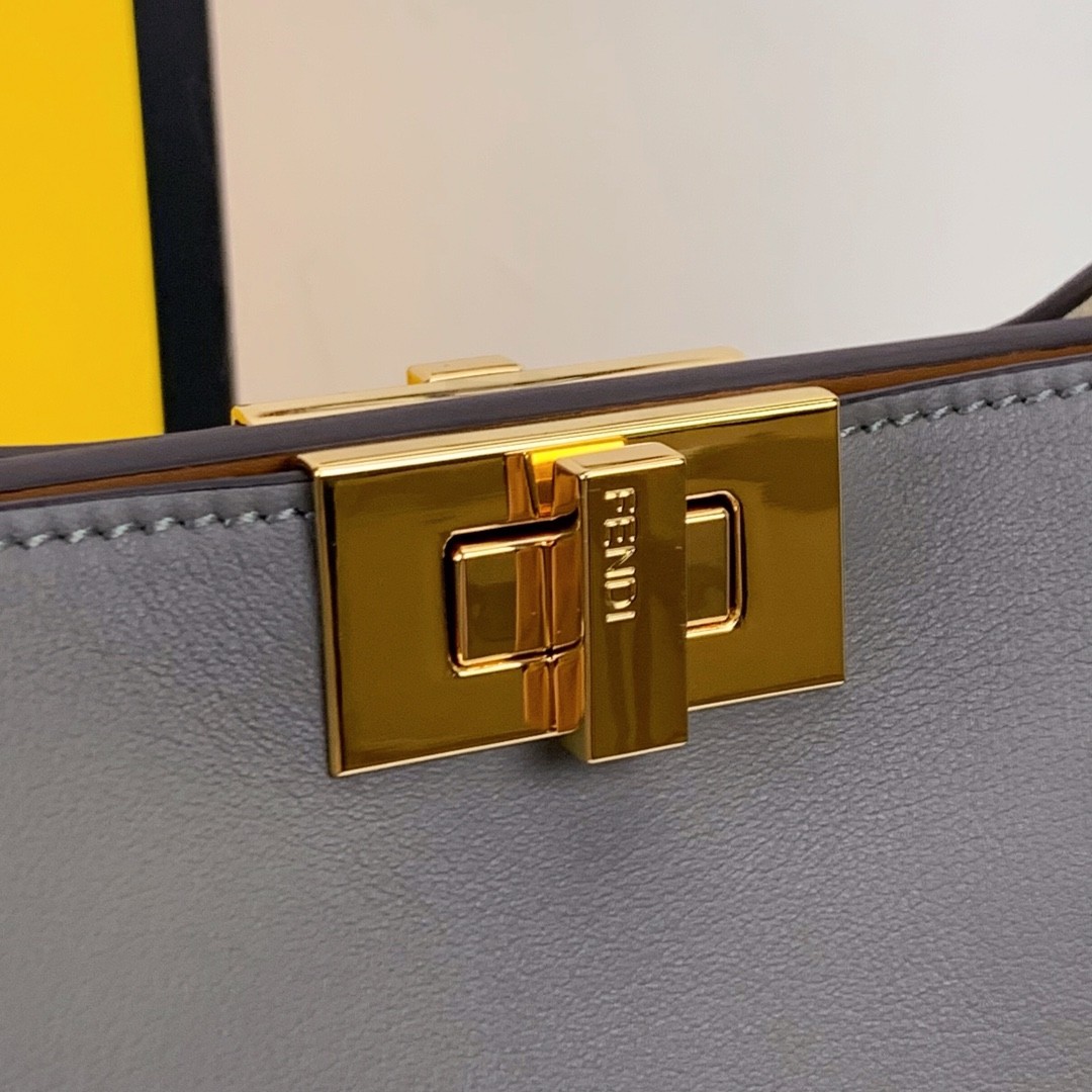 펜디 피카부 에센셜